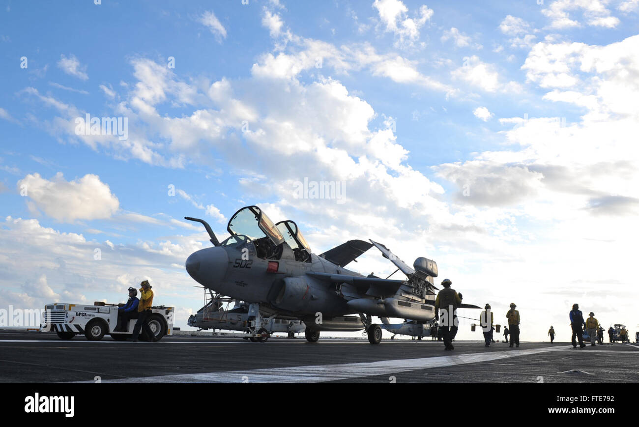 Les marins de l'USS Nimitz (CVN 68) déplacent un EA-6B Prowler sur le poste de pilotage. Le Prowler, qui fait partie des « loups gris » de VAQ 142, est en préparation pour un déploiement à l'appui des opérations de sécurité maritime dans la zone de la 6e flotte américaine. Banque D'Images
