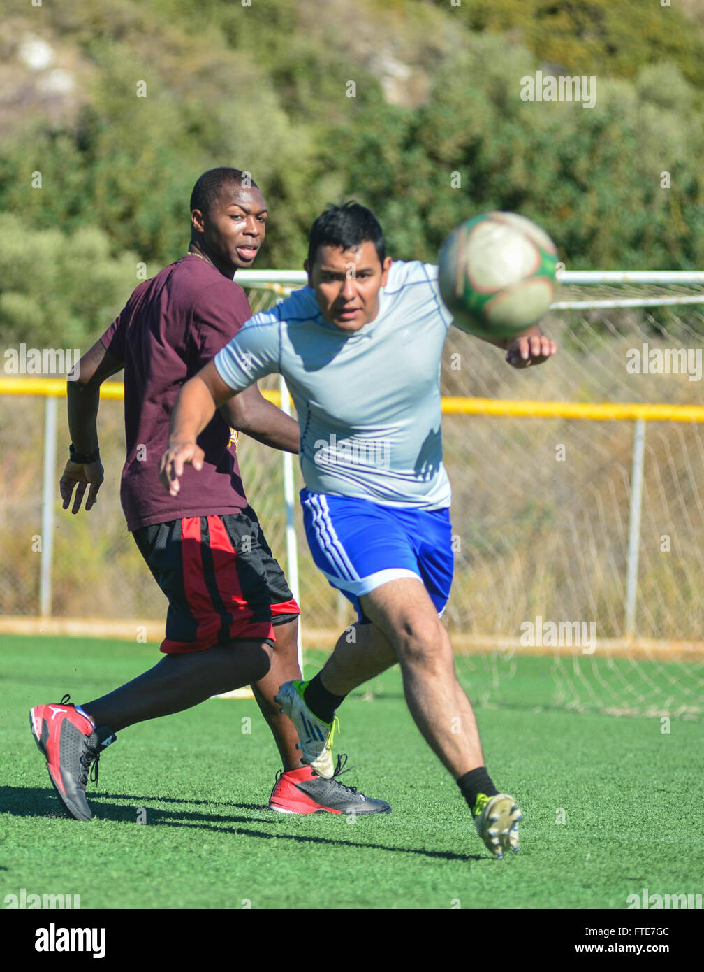 Gunner's Mate 3rd Class Antonio Sanchez et Quartermaster 1st Class Donnie Hughes, affectés à l'USS Monterey (CG 61), jouent au football pendant leur séjour au port de Souda Bay, en Grèce. Monterey soutient les opérations de sécurité maritime de la 6e flotte américaine. Banque D'Images