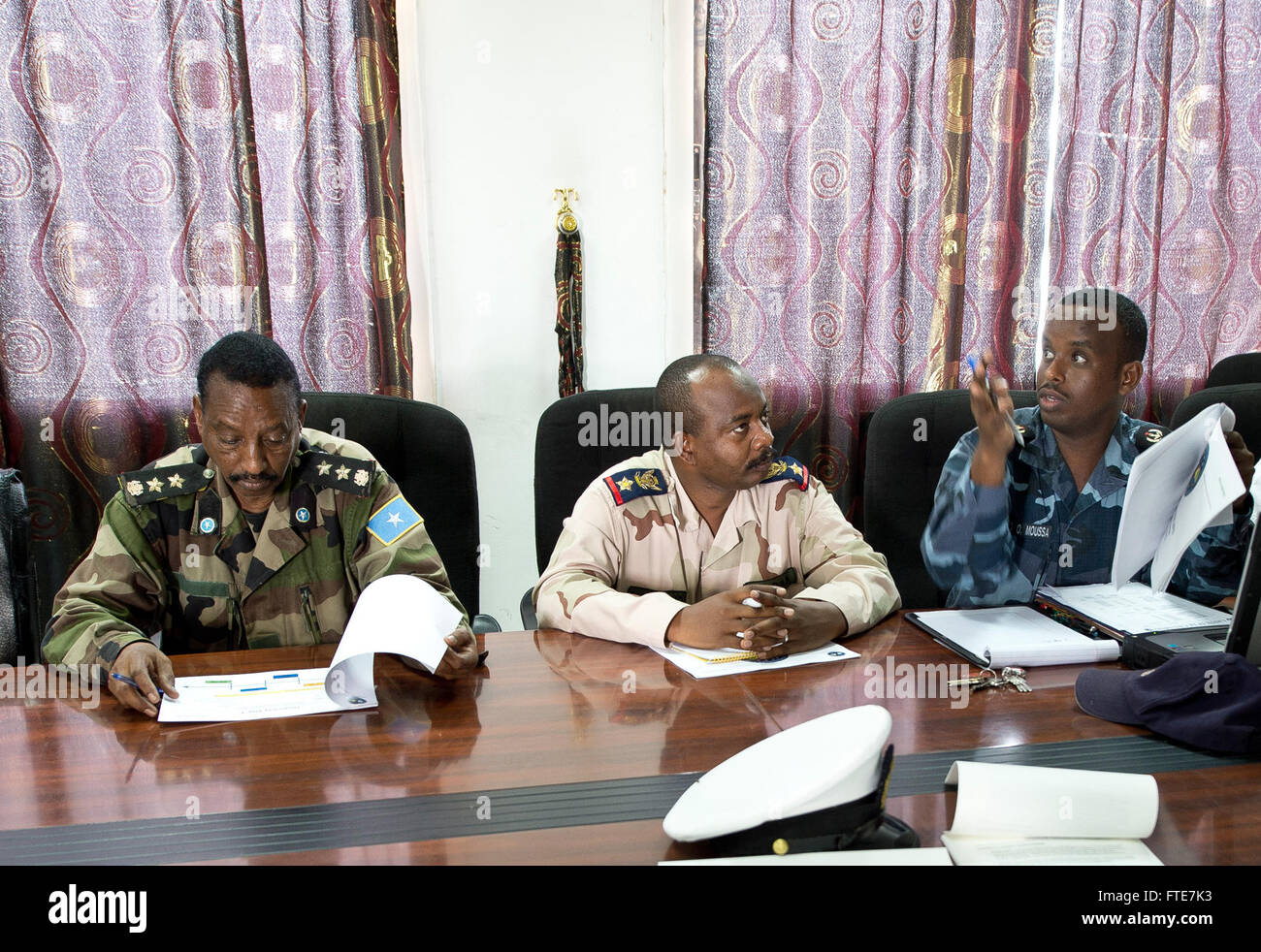 DJIBOUTI, Djibouti (nov. 11, 2013) - Des représentants de la Somalie, du Soudan et de Djibouti discuter au cours de la conférence avant le départ de l'exercice 2013 à Express Cutlass le port de Djibouti. Exercice Cutlass Express 2013- est une facilité européenne multinationale, pris en charge l'exercice maritime dans les eaux au large de l'Afrique de l'Est conçu pour améliorer la coopération, l'expertise tactique et le partage d'informations pratiques entre les forces maritimes de l'Afrique de l'est d'accroître la sécurité maritime et la sécurité dans la région. (U.S. Photo de l'Armée de l'air par le sergent. Tchad Warren) Banque D'Images