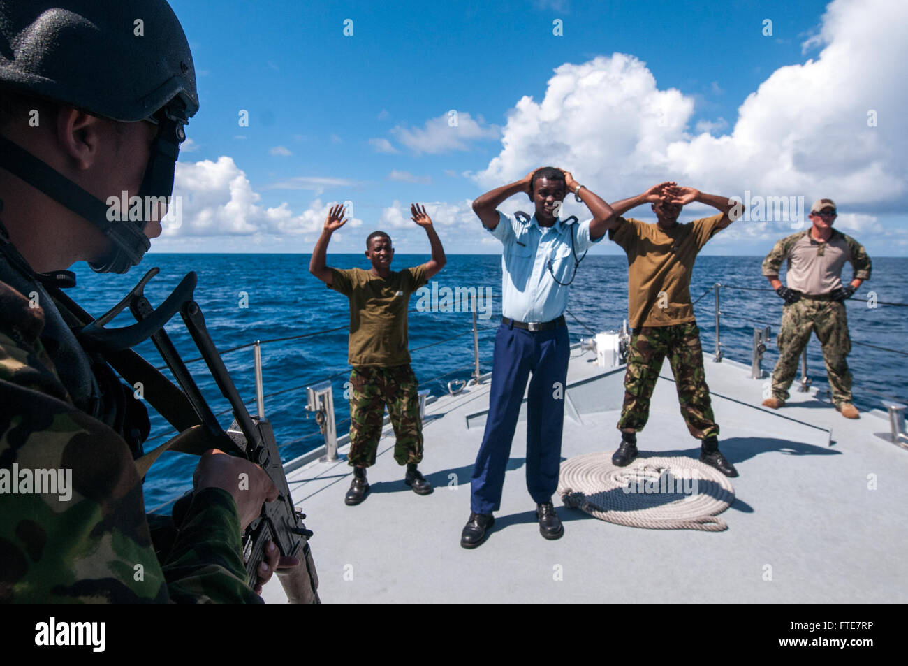 131113-N-EZ054-050 VICTORIA, Seychelles (nov. 15, 2013) - Les Seychelles, membre de l'équipe d'embarquement de la Garde côtière canadienne La garde au-dessus de la cible de l'équipage des navires au cours de la phase en cours de Cutlass Express 2013. Exercice Cutlass Express 2013 est un exercice maritime multinational dans les eaux au large de l'Afrique de l'est d'améliorer la coopération, l'expertise tactique et le partage d'informations entre les forces maritimes de l'Afrique de l'Est afin de renforcer la sécurité maritime et la sécurité dans la région. (U.S. Photo par marine Spécialiste de la communication de masse Seaman Luis R. Chàvez Jr/relâché.) Banque D'Images