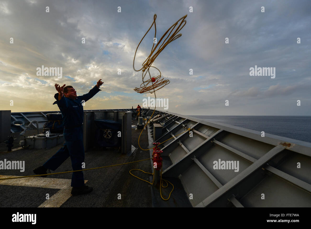 131116-N-QL471-441 : MÉDITERRANÉE (nov. 16, 2013) - Maître de Manœuvre 2e classe Rick Zuccaro lance une ligne d'attrape au cours d'un exercice d'homme à la mer à bord du croiseur lance-missiles USS Monterey (CG 61). Monterey est déployée à l'appui d'opérations de sécurité maritime et les efforts de coopération en matière de sécurité dans le théâtre américain dans la 6ème zone d'opérations de la flotte. (U.S. Photo par marine Spécialiste de la communication de masse de la classe 3ème Billy Ho/libérés) Banque D'Images