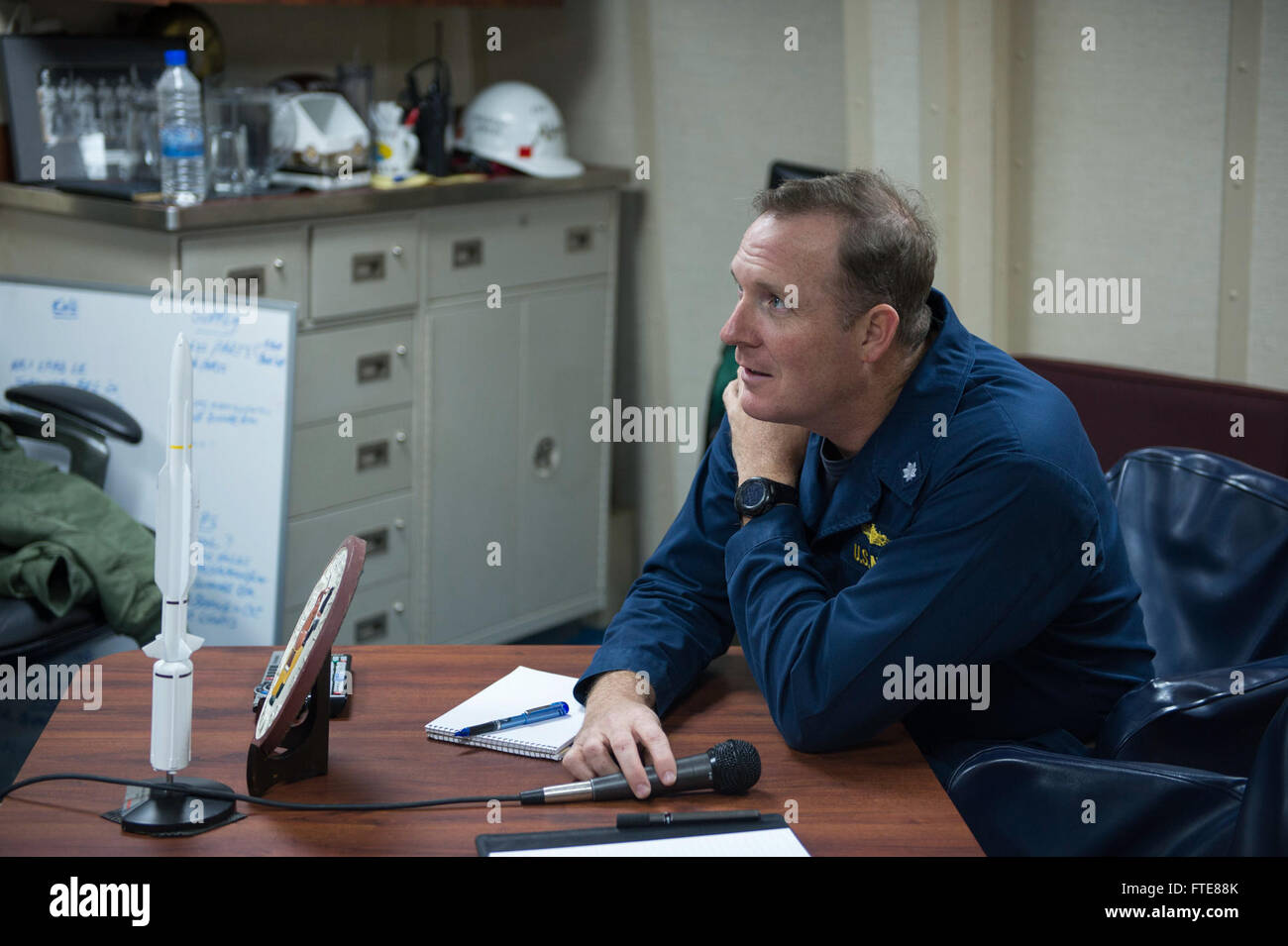 Cmdt. Robert Alpigini, commandant de l'USS Stout (DDG 55), s'entretient avec le commandant de la Task Force 65, à bord du destroyer de classe Arleigh Burke lors de son déploiement à Souda Bay. L'USS Stout mène des opérations de sécurité maritime et soutient les efforts de la marine américaine dans la zone d'opérations de la 6e flotte. Cette image met en évidence la coordination des forces navales pendant le déploiement et la préparation à la mission. Banque D'Images