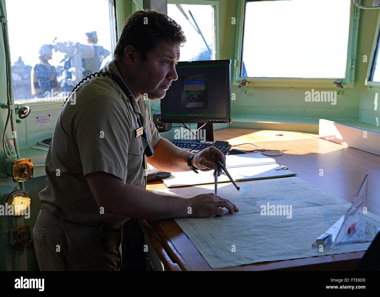 Sur cette photo de la marine américaine, le second officier Denis Bondarenko trace les mouvements de navigation à bord de l'USS Mount Whitney (LCC 20) au départ de Gaeta, Italie, pour Theoule-sur-mer, France, le 12 août, 2014. Banque D'Images