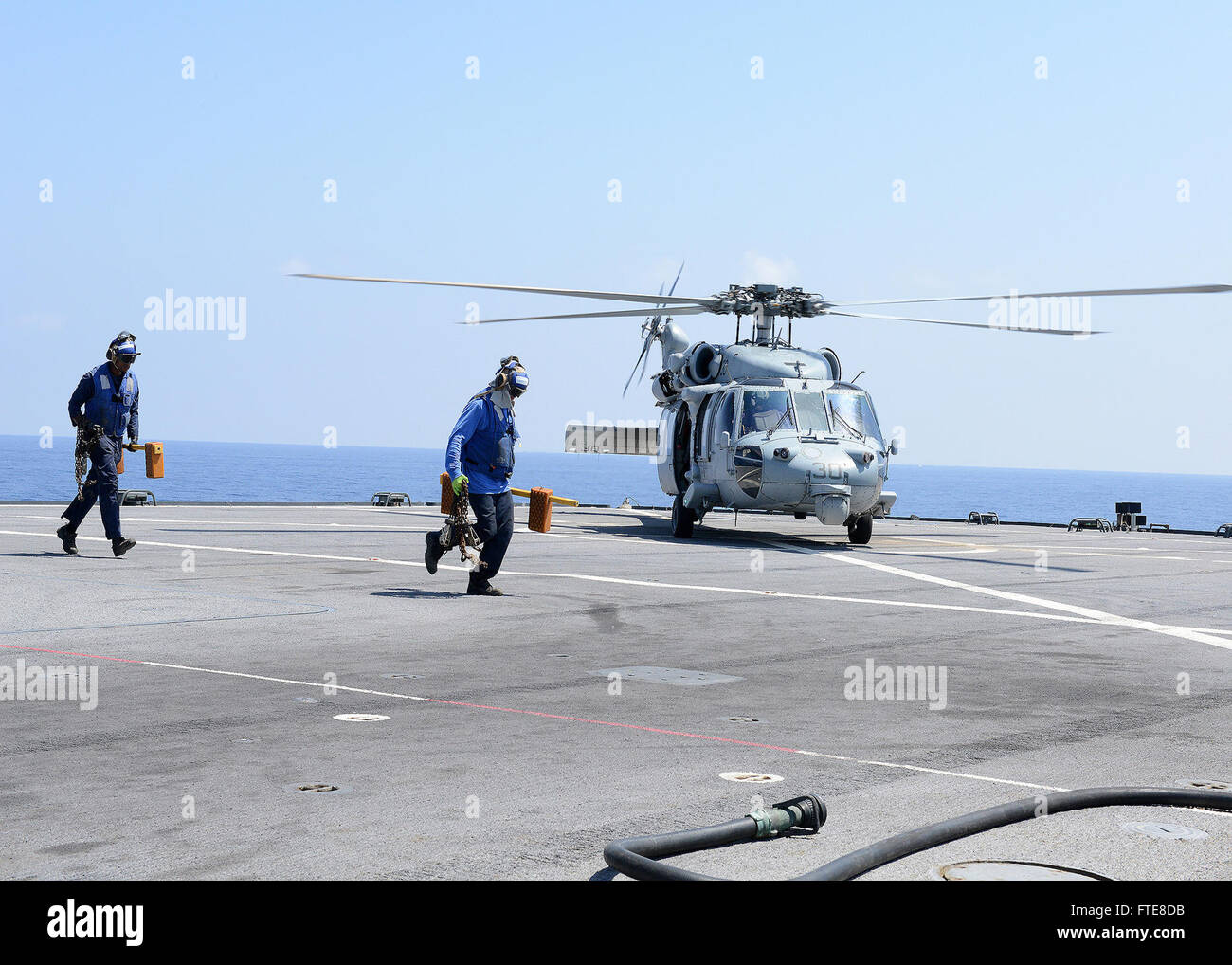Le 12 août 2014, les Mariners de la fonction publique ont enlevé les cales et les chaînes d'un hélicoptère MH-60S Sea Hawk à bord de l'USS Mount Whitney (LCC 20) en mer Méditerranée. Le navire opère avec un équipage mixte de marins américains et de marins du Military Sealift Command, soutenant les opérations de la 6e flotte américaine. Banque D'Images