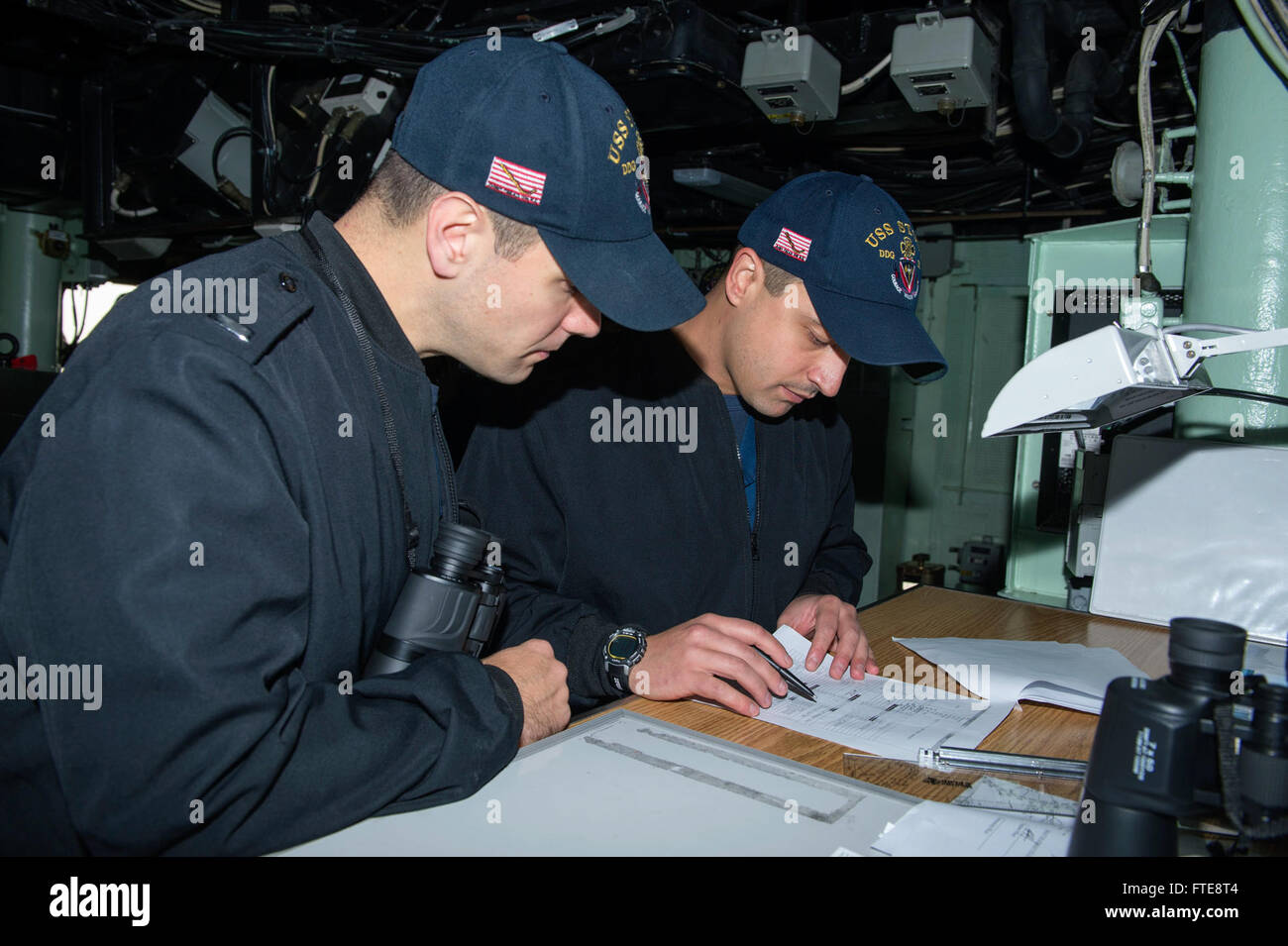 LIMASSOL, Chypre (déc. 27, 2013) - Le Lieutenantj.g. Samuel Braddock, à gauche, et le lieutenantj.g. L'examen en cours Ivan Lubenov check liste de disponibilité sur le pont de la classe Arleigh Burke destroyer lance-missiles USS Stout (DDG 55), avant de partir de Limassol après un service au port. Stout, homeported à Norfolk, en Virginie, est sur un déploiement prévu des opérations de sécurité maritime et les efforts de coopération en matière de sécurité dans le théâtre aux États-Unis 6e secteur d'opérations de la flotte. (U.S. Photo par marine Spécialiste de la communication de masse 2e classe Amanda R. Gray/libérés) Banque D'Images