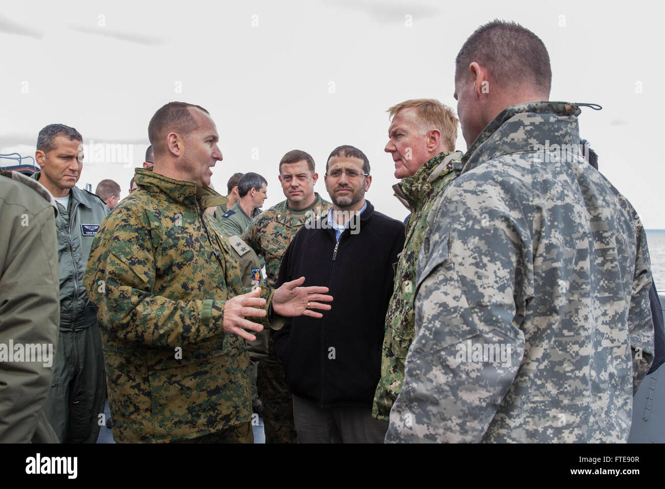 150104-M-YH418-030 MER MÉDITERRANÉE (janv. 4, 2015) Le Colonel Scott F. Benoît, 24e Marine Expeditionary Unit commandant, gauche, parle avec Daniel B. Shapiro, ambassadeur des États-Unis en Israël, centre, et vice Adm. James Foggo, U.S. 6e commandant de la flotte, à bord du USS New York (LPD 21) Le 4 janvier 2015. New York, un San Antonio-classe de transport amphibie Navire dock, déployés dans le cadre de l'Iwo Jima Groupe Amphibie/24e Marine Expeditionary Unit, mène des opérations navales dans la sixième flotte américaine zone d'opérations à l'appui de la sécurité nationale des États-Unis en Europe. (U.S. Photo du Corps des marines Banque D'Images