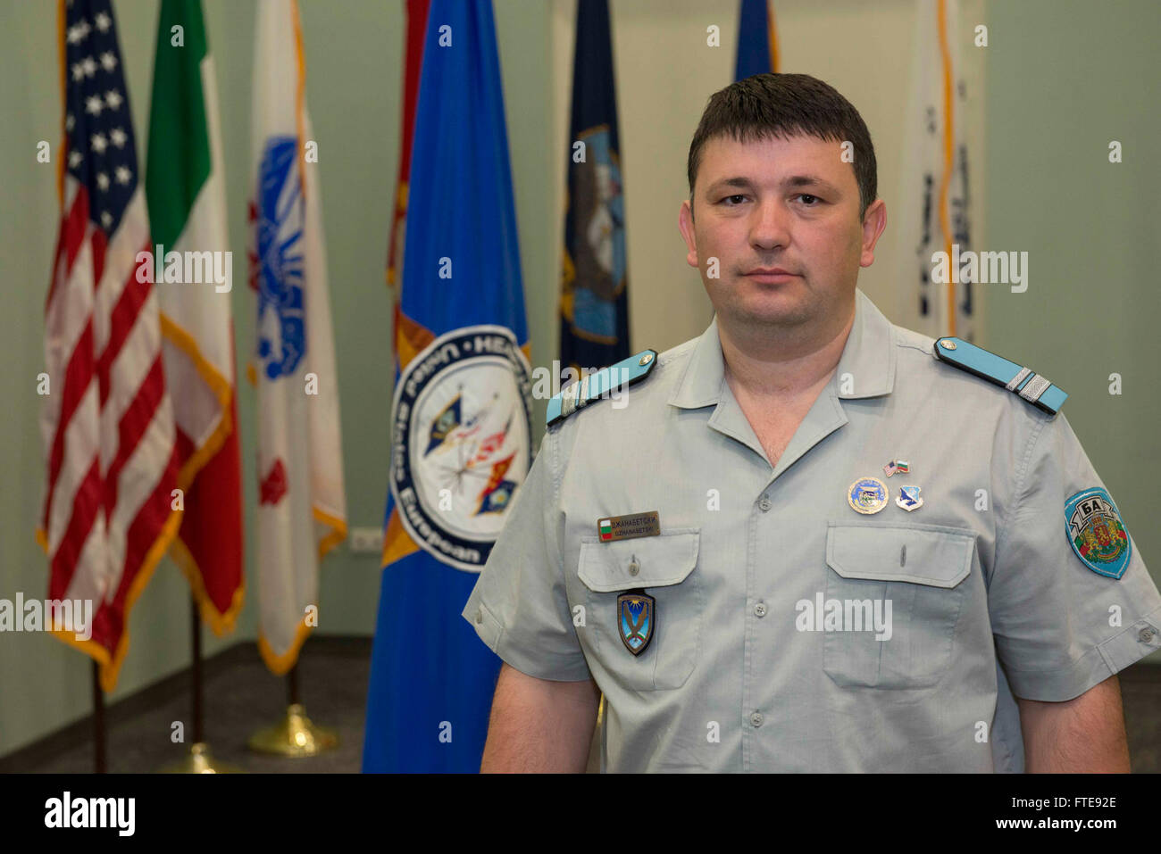 Le CMSgt Valentin Dzhanabetski de la Marine bulgare pose pour une photo lors de l'atelier de développement des sous-officiers du Partenariat Eurasie qui s'est tenu à Naples, en Italie, le 10 septembre 2014. L'atelier s'est concentré sur le renforcement de la coopération militaire entre les Nations. Banque D'Images Le CMSgt Valentin Dzhanabetski de la Marine bulgare pose pour une photo lors de l'atelier de développement des sous-officiers du Partenariat Eurasie qui s'est tenu à Naples, en Italie, le 10 septembre 2014. L'atelier s'est concentré sur le renforcement de la coopération militaire entre les Nations. Banque D'Images