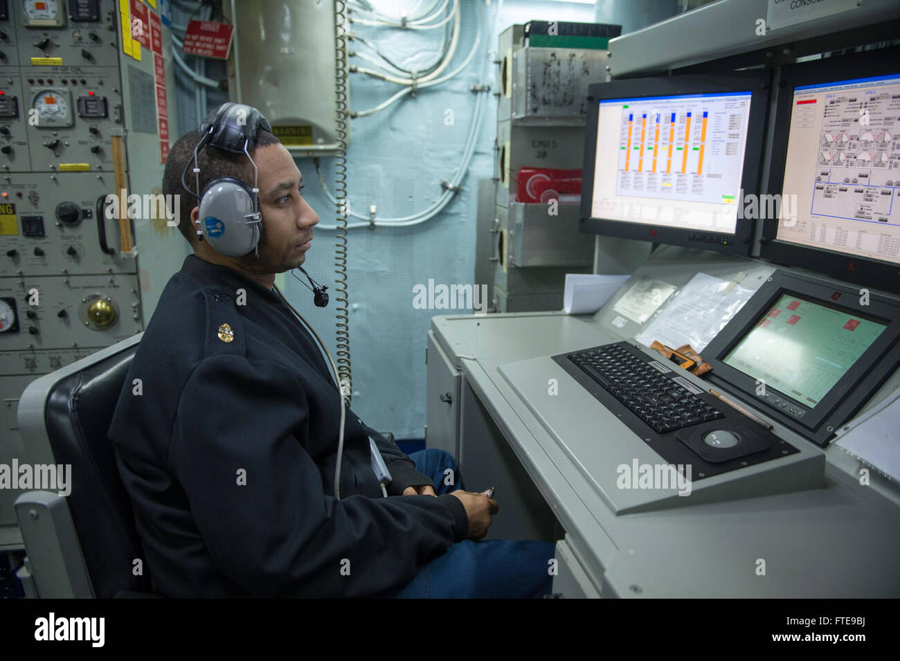 140127-N-UD469-212 MER MÉDITERRANÉE (janv. 27, 2014) - chef-électricien William Booker surveille les réservoirs de carburant dans la station centrale de contrôle à bord de la classe Arleigh Burke destroyer lance-missiles USS Stout (DDG 55). Stout, homeported à Norfolk, en Virginie, est sur un déploiement prévu des opérations de sécurité maritime et les efforts de coopération en matière de sécurité dans le théâtre aux États-Unis 6e secteur d'opérations de la flotte. (U.S. Photo par marine Spécialiste de la communication de masse 2e classe Amanda R. Gray/libérés) Inscrivez-vous à la conversation sur Twitter ( https://twitter.com/naveur navaf ) Suivez-nous sur Facebook ( https :// Banque D'Images