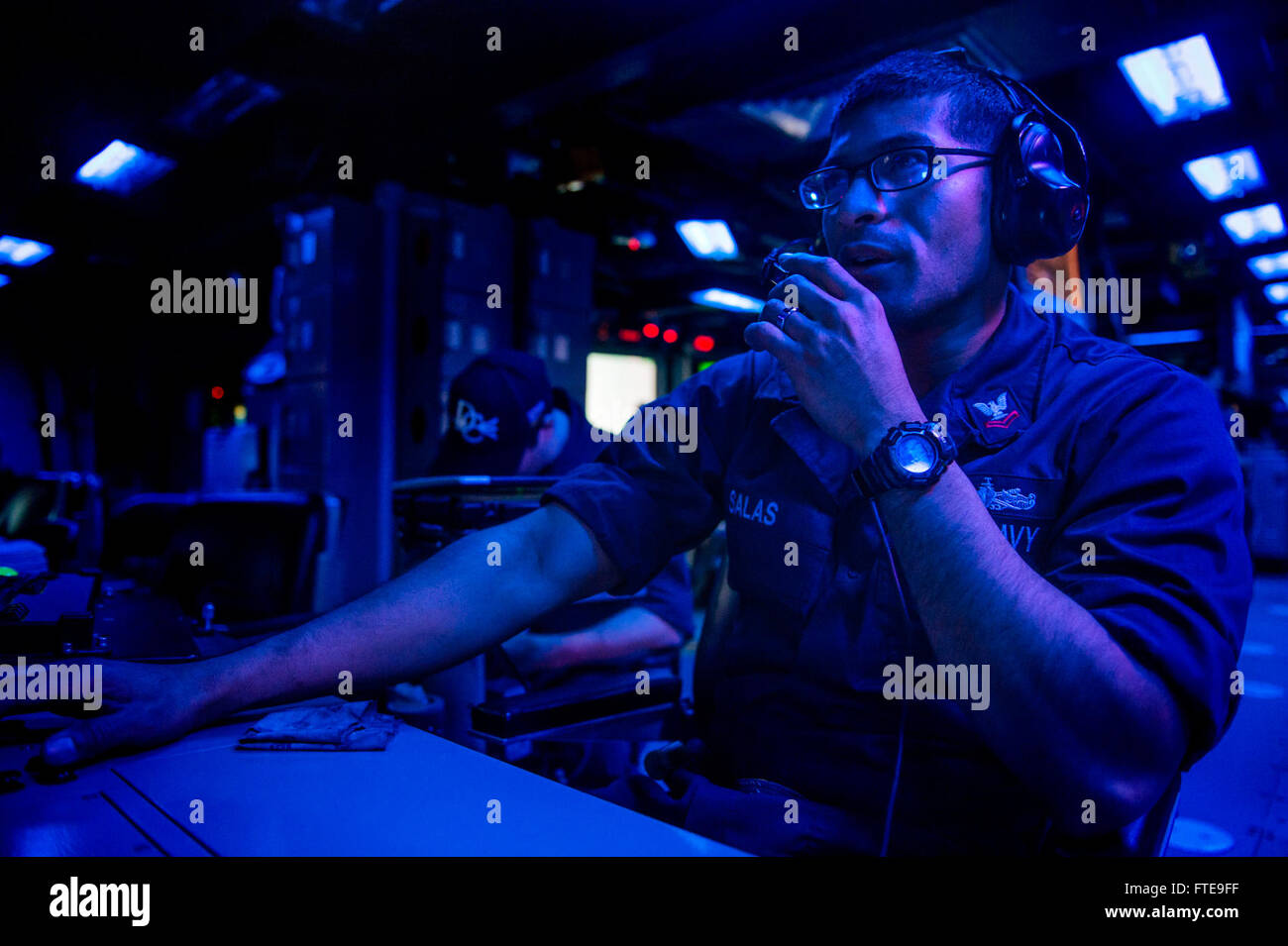 Ralph Salas, contrôleur de tir de 2e classe, surveille les signatures radar à un poste de contrôle de tir à bord de l'USS Donald Cook (DDG 75), un destroyer à missiles guidés de classe Arleigh Burke, alors qu'il se dirige vers Rota, en Espagne, pour son nouveau stationnement. Banque D'Images
