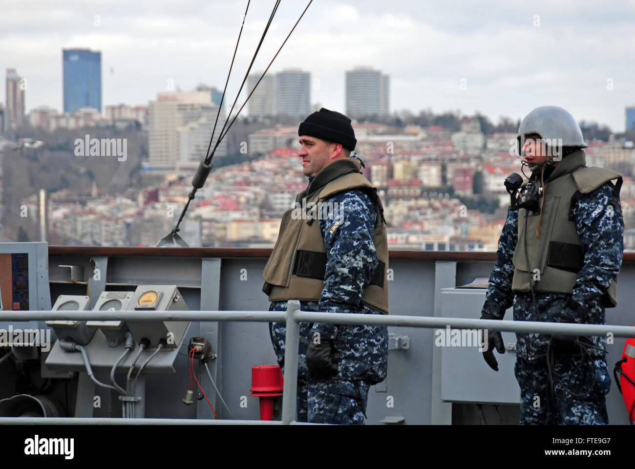 L'USS Mount Whitney (LCC 20), navire amiral de la 6e flotte américaine ...
