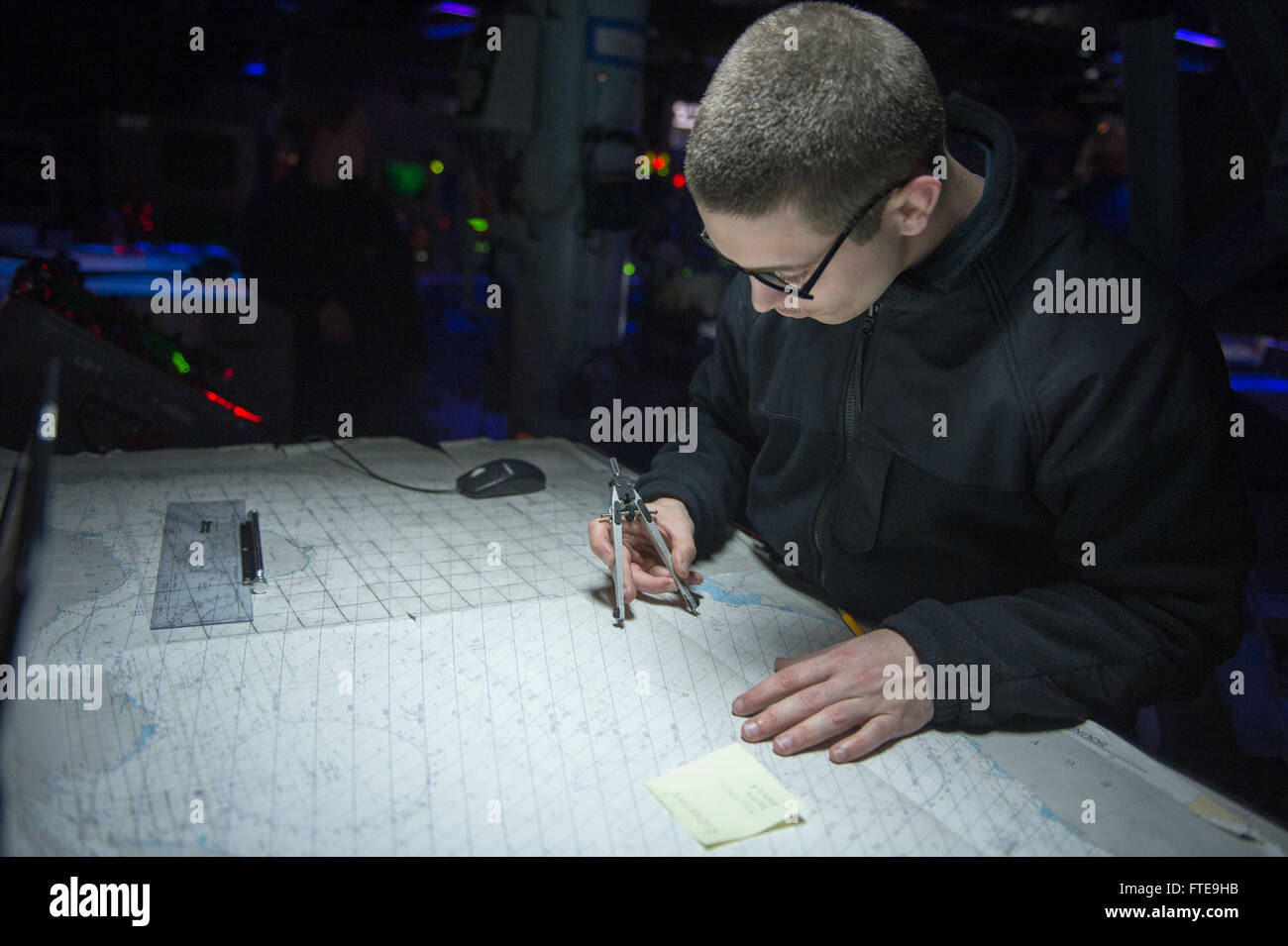 Mer Méditerranée (fév. 05, 2014) - L'opération matelot Spécialiste Recruter Allen Jewell diagrammes la position du navire sur une carte de manœuvre au cours d'une défense antimissile balistique de l'exercice dans le centre d'information de combat à bord de la classe Arleigh Burke destroyer lance-missiles USS Stout (DDG 55). Stout, homeported à Norfolk, en Virginie, est sur un déploiement prévu des opérations de sécurité maritime et les efforts de coopération en matière de sécurité dans le théâtre aux États-Unis 6e secteur d'opérations de la flotte. (U.S. Photo par marine Spécialiste de la communication de masse 2e classe Amanda R. Gray/libérés) Banque D'Images