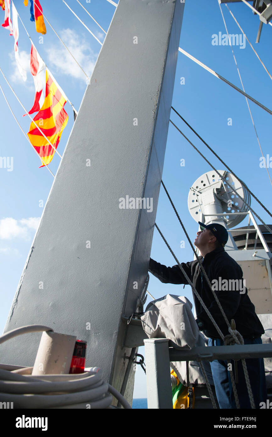 Le quartier-maître de 1re classe Jose Perez à bord de l'USS Stout (DDG 55) élève le code international des signaux lors d'un réapprovisionnement en mer avec l'USNS John Lenthall (T-AO 189) en mer Méditerranée, dans le cadre des opérations de l'US Navy dans la zone d'opérations de la 6e flotte. Banque D'Images