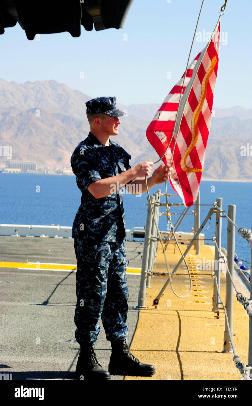 140212-N-PZ713-088 ELIAT, Israël (fév. 12, 2014) l'Aviation maître de Manœuvre (manutention) Airman Casey T. Bird soulève la Marine jack comme le navire d'assaut amphibie USS Boxer (DG 4) maures en Eliat, Israël. Boxer est le navire amiral du groupe amphibie Boxer et, avec l'entrepris 13e Marine Expeditionary Unit, est déployé à l'appui d'opérations de sécurité maritime et les efforts de coopération en matière de sécurité dans le théâtre américain dans la 6 ème zone d'opérations de la flotte. (U.S. Photo par marine Spécialiste de la communication de masse 3 Classe Mayra A. Knight/libérés) Inscrivez-vous à la conversation sur Twitter ( https://twitter.com/nave Banque D'Images