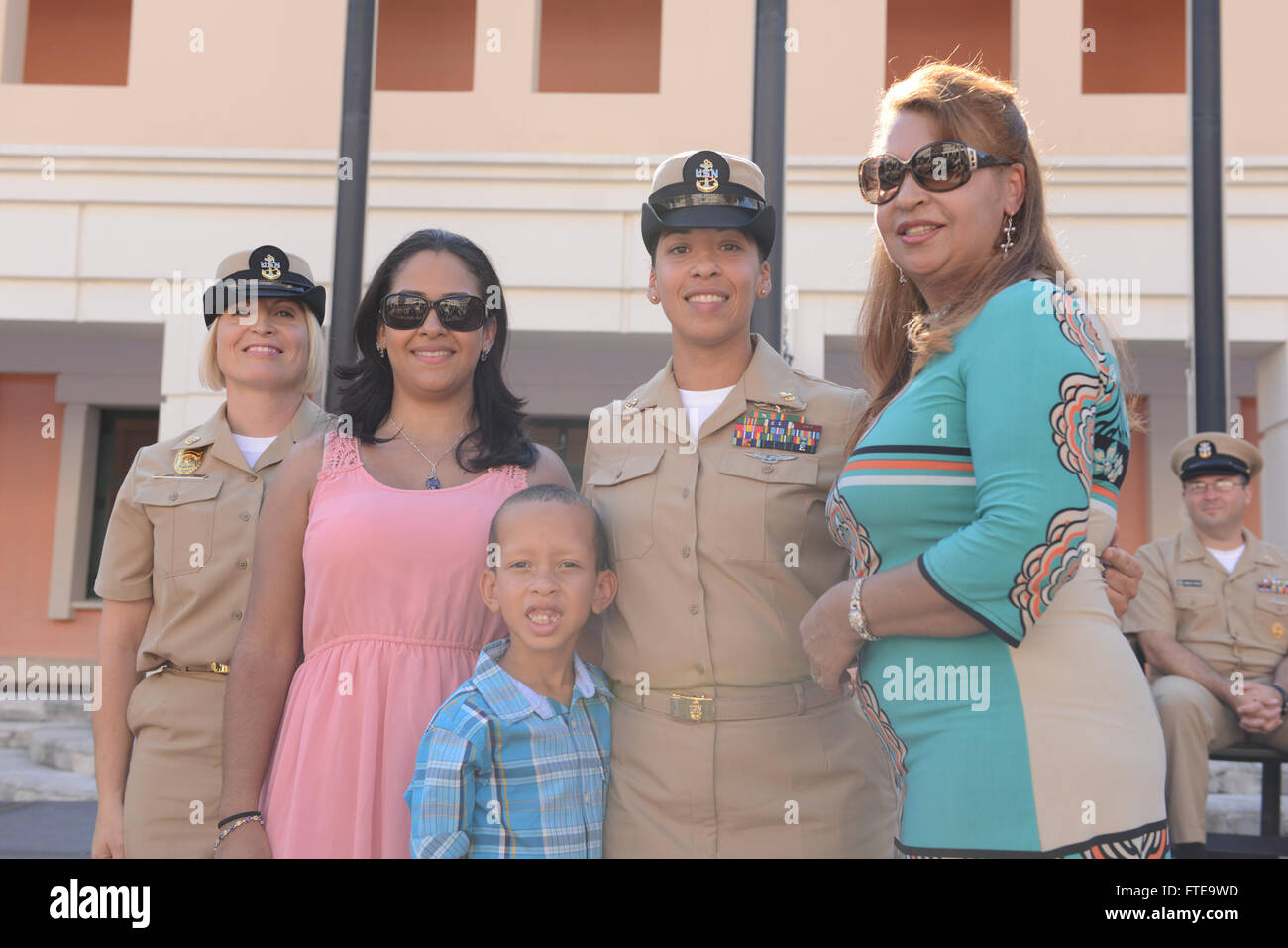 140916-N-OX801-208 NAPLES, ITALIE (septembre 1994). 16, 2014) Chef Yeoman Isarielina Guzman pose avec son parrain et sa famille au cours de l'Europe-Afrique U.S. Naval Forces/U.S. 6e flotte le premier maître de cérémonie à l'épinglage, la base navale américaine de Naples. La cérémonie honorait 28 marins promu au rang de premier maître de, ayant leurs ancrages épinglées par les amis, la famille et leurs nouveaux collègues dans l'ordre désordre. (U.S. Photo par marine Spécialiste de la communication de masse 3e classe Daniel Schumacher/libérés) Banque D'Images