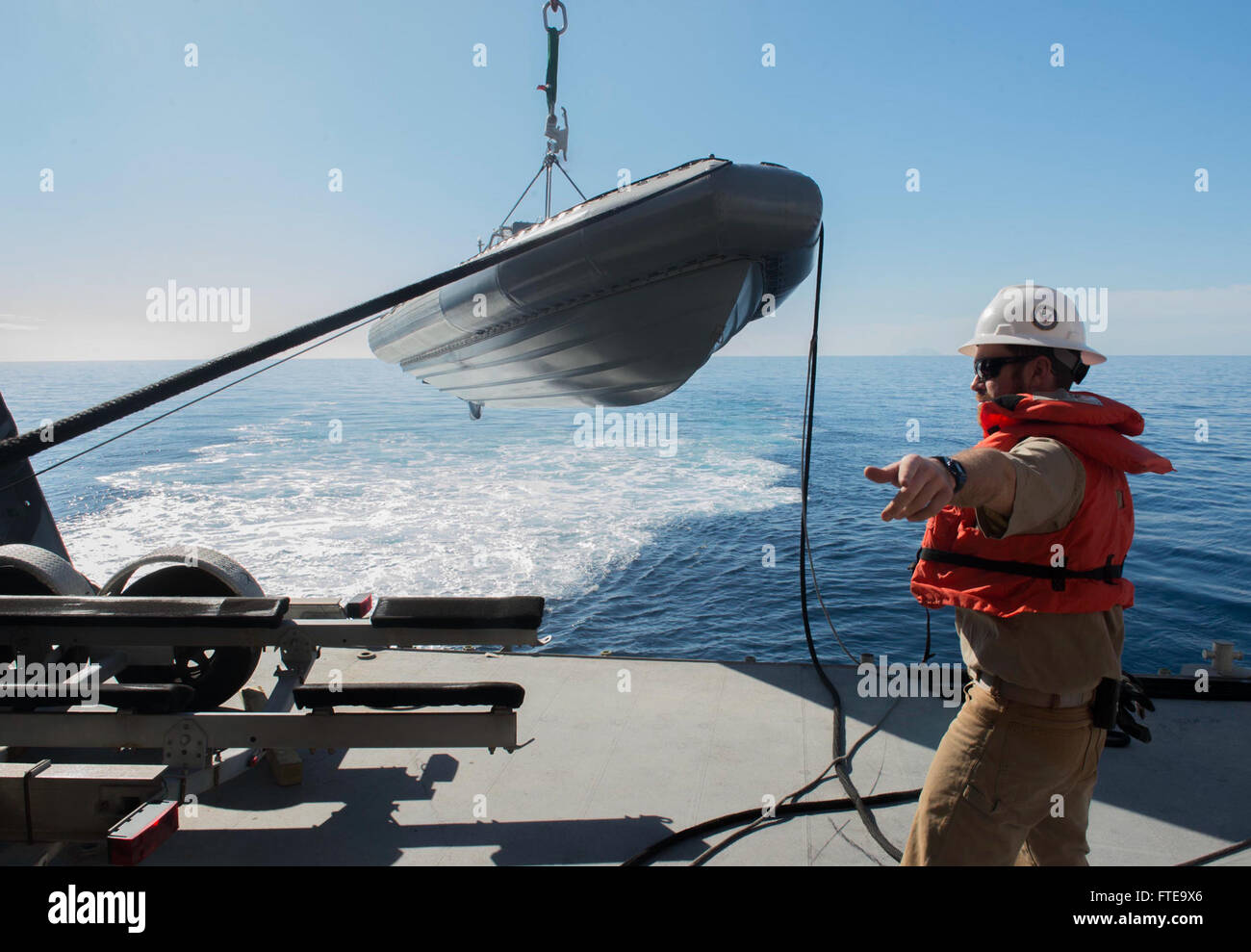Cette image représente l'USNS Spearhead de l'US Navy, un navire à grande vitesse menant des opérations avec un bateau gonflable à coque rigide, soutenant les efforts de sécurité sur le théâtre dans la zone d'opérations de la 6e flotte américaine. Banque D'Images
