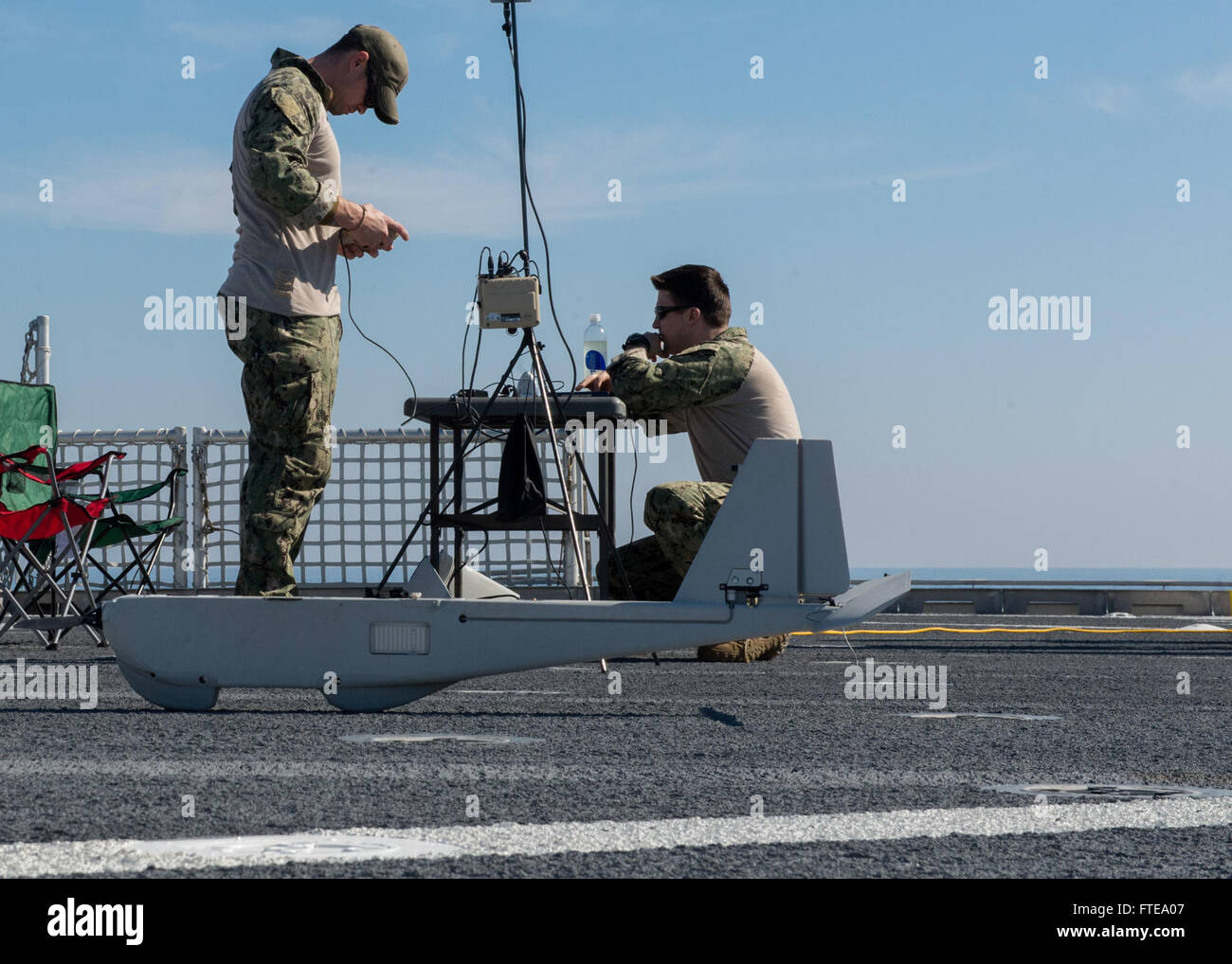 140217-N-ZY039-016 EN MER (fév. 17, 2014) - 2e classe Controlman Dustin Gower, à gauche, et de techniciens de maintenance coque 2e classe Paul Hobson, marins affectés à la PUMA véhicule aérien sans pilote à bord, le détachement mixte à grande vitesse navire USNS Lance (JHSV 1), mis en place les systèmes de contrôle d'un drone. Lance, la U.S. Navy's first-in-class, mixte, navire à grande vitesse est sur son déploiement de jeune fille soutenant les efforts de coopération en matière de sécurité dans le théâtre dans la sixième flotte américaine zone d'opérations. (U.S. Photo par marine Spécialiste de la communication de masse Seaman Justin R. DiNiro/ libéré) Rejoindre les conversat Banque D'Images