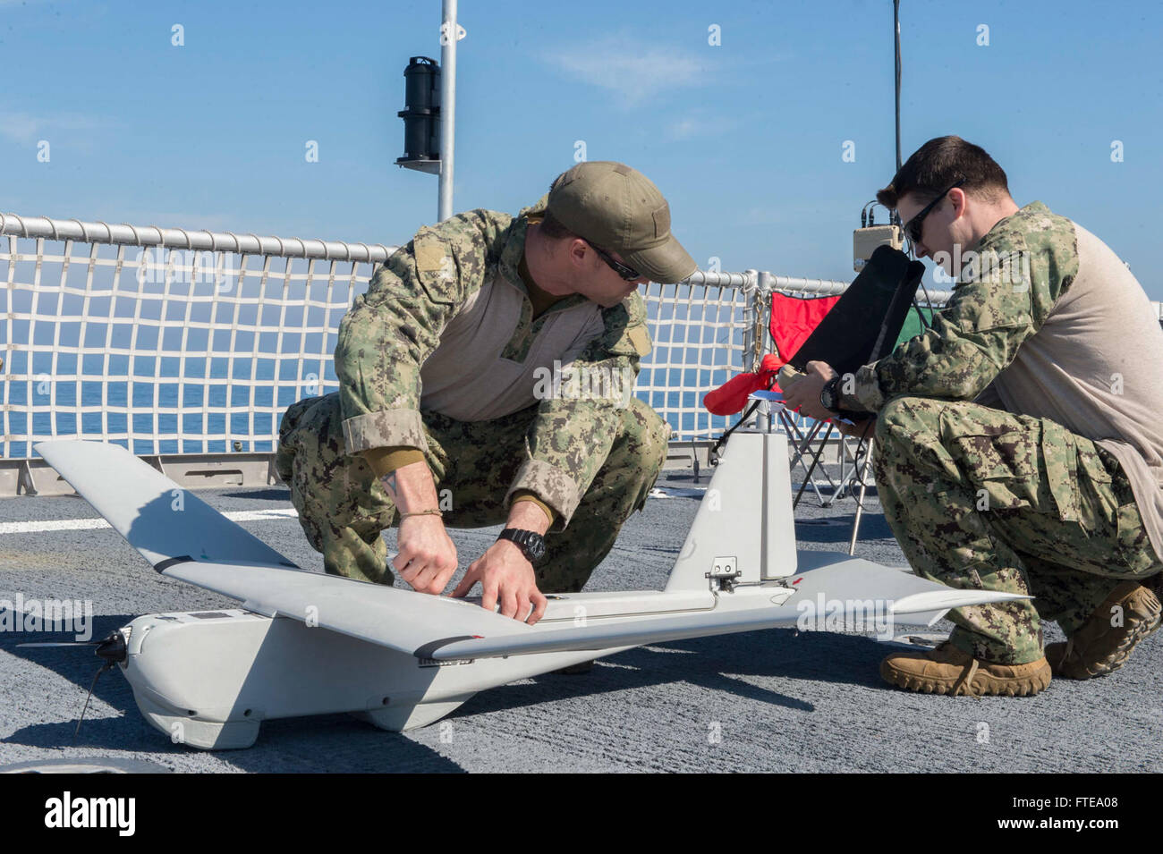 140217-N-ZY039-030 EN MER (fév. 17, 2014) - 2e classe Controlman Dustin Gower, gauche, Technicien de coque et de 2e classe Paul Hobson, marins affectés à la PUMA véhicule aérien sans pilote à bord, le détachement mixte à grande vitesse navire USNS Lance (JHSV 1), préparer un drone pour la formation opérationnelle. Lance, la U.S. Navy's first-in-class, mixte, navire à grande vitesse est sur son déploiement de jeune fille soutenant les efforts de coopération en matière de sécurité dans le théâtre dans la sixième flotte américaine zone d'opérations. (U.S. Photo par marine Spécialiste de la communication de masse Seaman Justin R. DiNiro/ libéré) Inscrivez-vous à la conversation sur TWI Banque D'Images