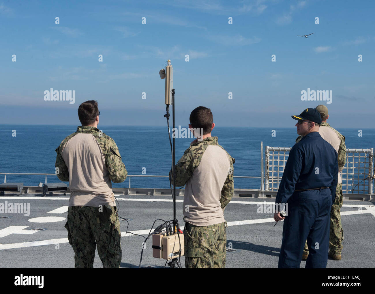 140217-N-ZY039-115 EN MER (fév. 17, 2014) - Les marins à bord des navires à grande vitesse, le USNS Lance (JHSV 1), regarder un puma véhicule aérien sans pilote (UAV) pendant les vols d'entraînement. Lance, la U.S. Navy's first-in-class, mixte, navire à grande vitesse est sur son déploiement de jeune fille soutenant les efforts de coopération en matière de sécurité dans le théâtre dans la sixième flotte américaine zone d'opérations. (U.S. Photo par marine Spécialiste de la communication de masse Seaman Justin R. DiNiro/ libéré) Inscrivez-vous à la conversation sur Twitter ( https://twitter.com/naveur navaf ) Suivez-nous sur Facebook ( https://www.facebook.com/USNavalForcesEuropeAf Banque D'Images