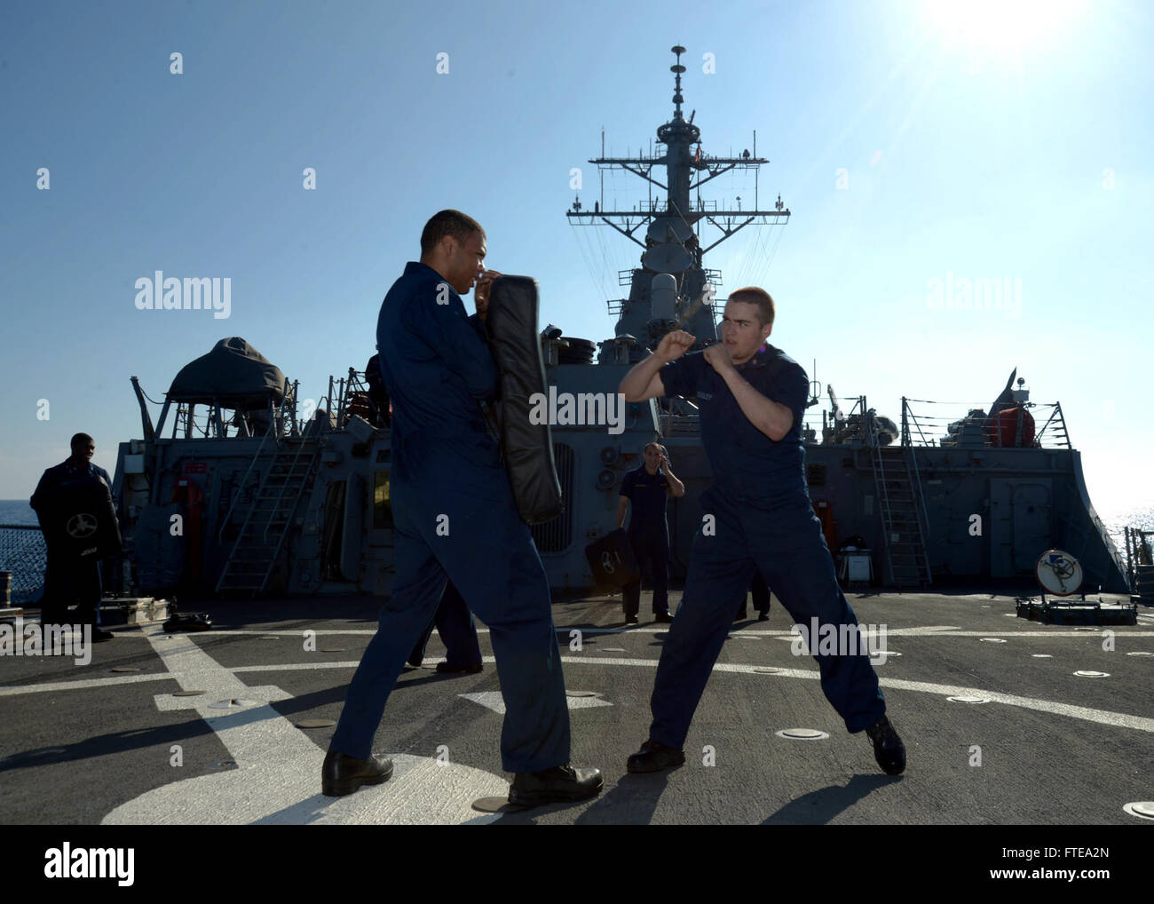 140219-N-CH661-051 : MÉDITERRANÉE (fév. 19, 2014) - Les Marins affectés aux missiles de l'USS Ramage (DDG 61) pratique général tactiques défensives au cours de la formation. cours de sentinelle armé La sentinelle armé cours est utilisé pour enseigner l'auto-critique des marins les tactiques de défense à appliquer au cours de quart. Ramage, homeported à Norfolk, en Virginie, est sur un déploiement prévu des opérations de sécurité maritime et les efforts de coopération en matière de sécurité dans le théâtre américain dans la 6ème zone d'opérations de la flotte. (U.S. Photo par marine Spécialiste de la communication de masse 2e classe Jared King/libérés) Banque D'Images