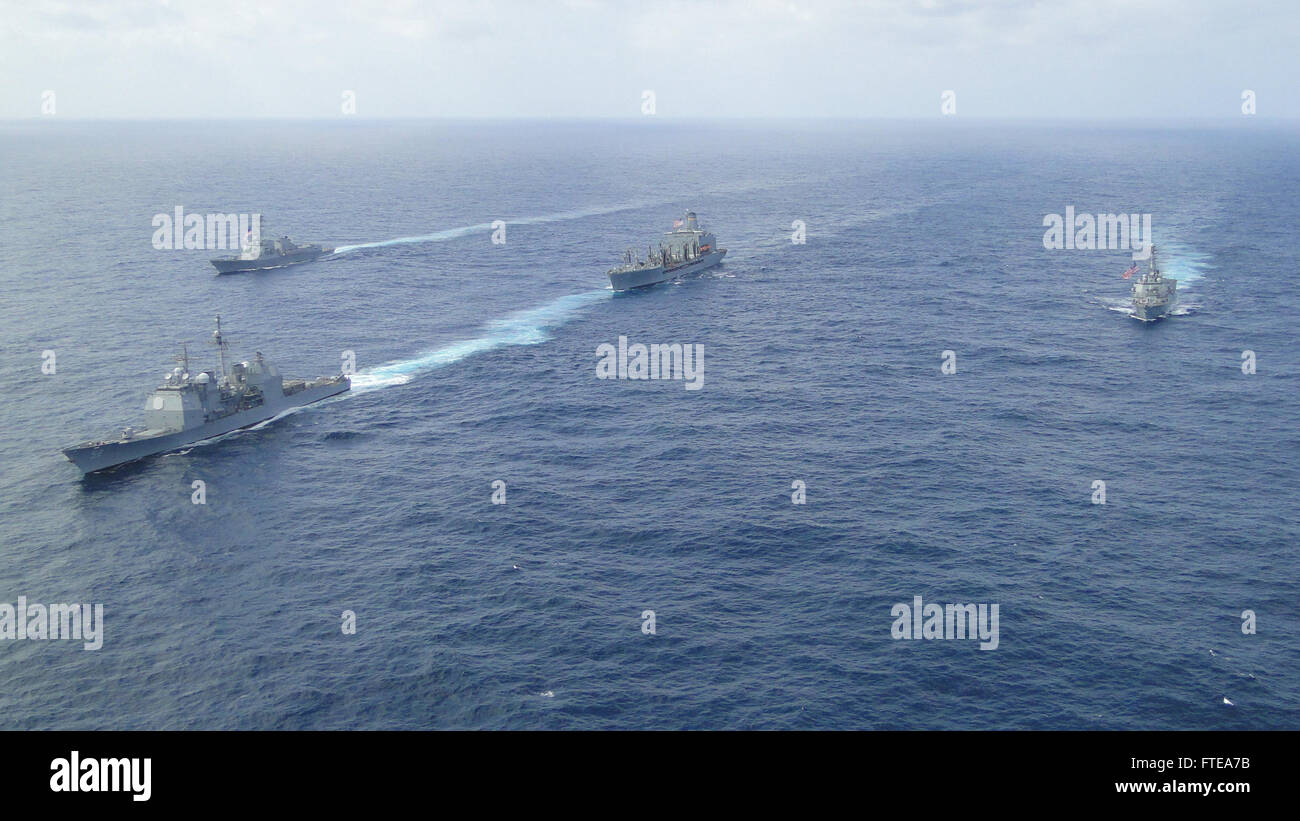 L’USS Philippine Sea (CG 58), l’USS Roosevelt (DDG 80), l’USS Truxtun (DDG 103) et l’USNS Big Horn (T-AO 198) effectuent un exercice photographique dans l’océan Atlantique. Les navires, qui font partie du George H.W. Bush Carrier Strike Group, sont déployés pour des opérations de sécurité maritime et de sécurité sur le théâtre. Banque D'Images