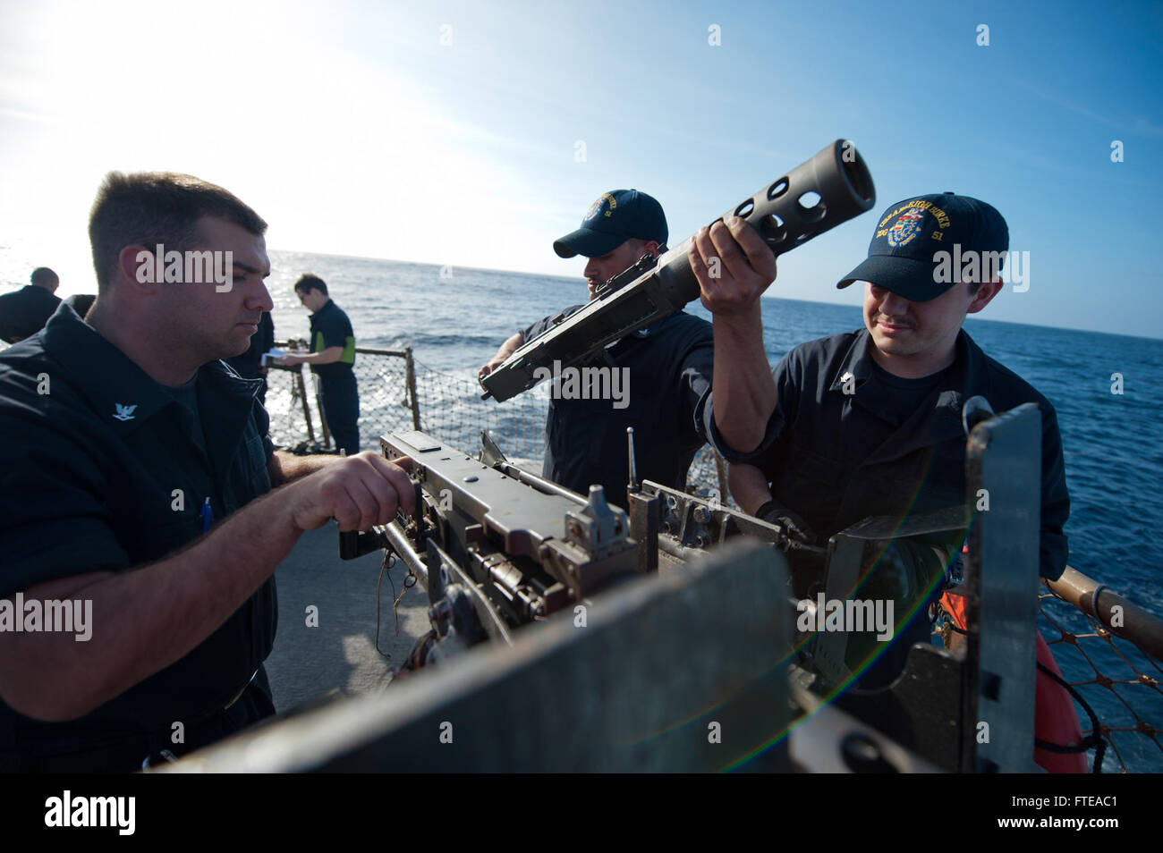 140226-N-RM757-197 : OCÉAN ATLANTIQUE (fév. 26, 2014) - Gunner's mates assembler une mitrailleuse de calibre .50 à bord du destroyer lance-missiles USS Arleigh Burke (DDG 51). Arleigh Burke, homeported à Norfolk, en Virginie, est prévue sur un déploiement à l'appui d'opérations de sécurité maritime et les efforts de coopération en matière de sécurité dans le théâtre aux États-Unis 5e et 6e zone d'opérations de la flotte. (U.S. Photo par marine Spécialiste de la communication de masse 2e classe Carlos M. Vazquez II/libérés) Banque D'Images