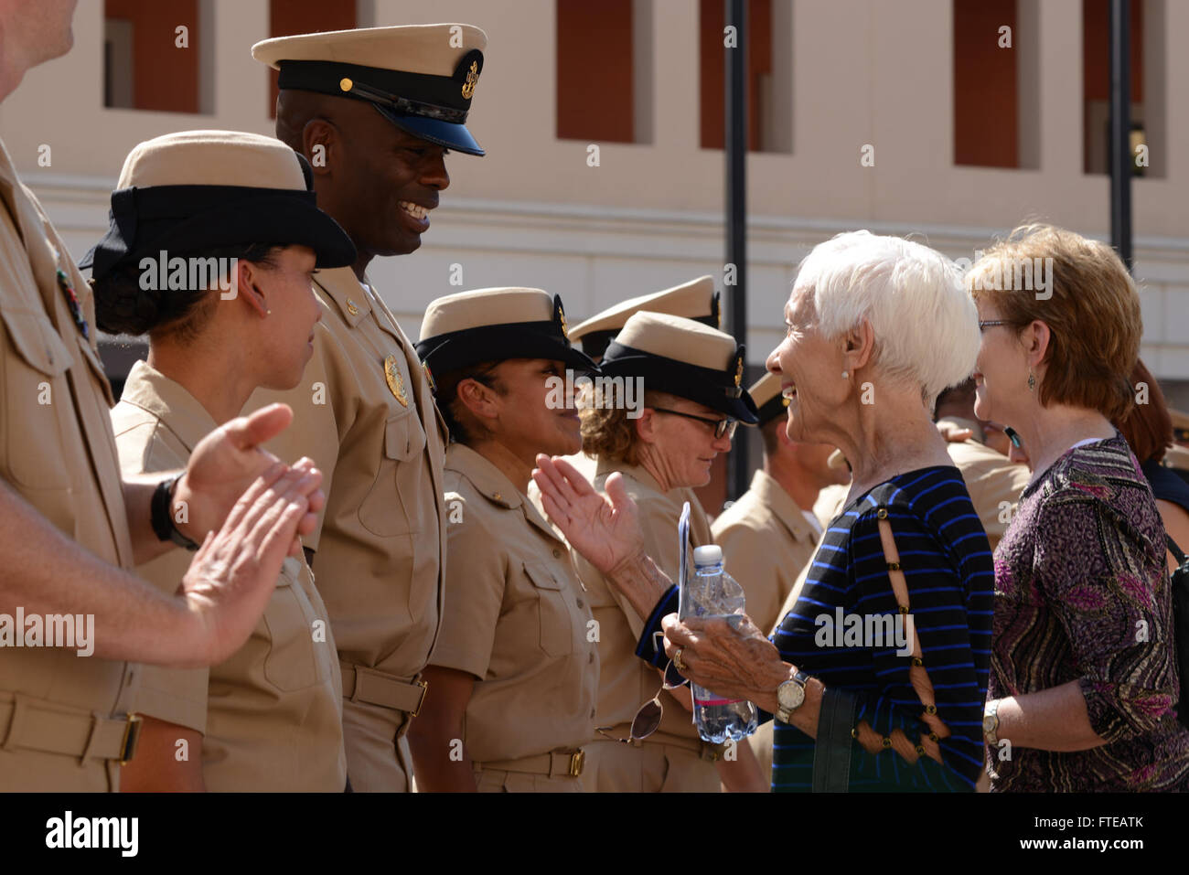 140916-N-OX801-643 NAPLES, ITALIE (septembre 1994). 16, 2014) récemment promu premier maître (CPO) affectés à des forces navales des États-Unis États-Unis/Europe - Afrique 6e flotte recevoir félicitations après une cérémonie à l'épinglage CPO La base navale américaine de Naples. La cérémonie honorait 28 marins promu au rang de premier maître de, ayant leurs ancrages épinglées par les amis, la famille et leurs nouveaux collègues dans l'ordre désordre. (U.S. Photo par marine Spécialiste de la communication de masse 3e classe Daniel Schumacher/libérés) Banque D'Images