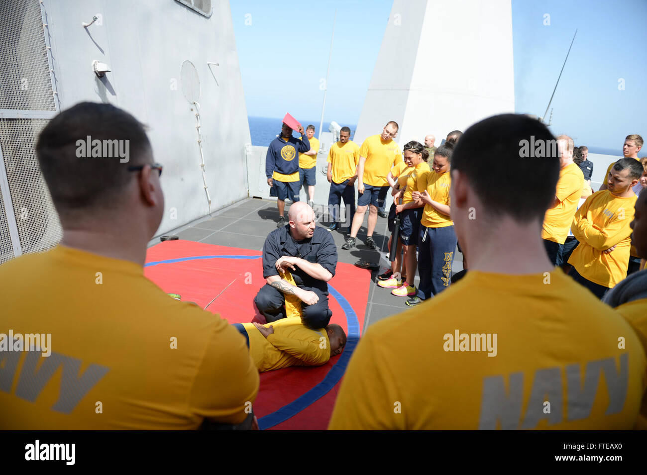 140304-N-BD629-037 MER MÉDITERRANÉE (mars 4, 2014) -- les marins d'écouter un exposé sur les mesures de sécurité et la démonstration de techniques appropriées avant d'être pulvérisées avec d'oléorésine au cours de la formation de protection de la force à bord du navire de transport amphibie USS Mesa Verde dock (LPD 19). Les marins de Mesa Verde et 22e MEU Marines sont déployées des opérations de sécurité maritime, offrant une capacité d'intervention de crise, l'augmentation de la coopération en matière de sécurité et de théâtre de l'avant une présence navale dans la 5ème et la 6ème flotte domaines de responsabilité. (U.S. Photo par marine Spécialiste de la communication de masse 2e Clas Banque D'Images