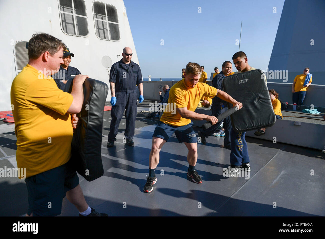 140304-N-BD629-480 MER MÉDITERRANÉE (mars 4, 2014) -- Guzardo Matelot Sonny, de Plainfield, Illinois, remplit plusieurs stations de manoeuvres une fois pulvérisé avec d'oléorésine au cours de la formation de protection de la force à bord du navire de transport amphibie USS Mesa Verde dock (LPD 19). Les marins de Mesa Verde et 22e MEU Marines sont déployées des opérations de sécurité maritime, offrant une capacité d'intervention de crise, l'augmentation de la coopération en matière de sécurité et de théâtre de l'avant une présence navale dans la 5ème et la 6ème flotte domaines de responsabilité. (U.S. Photo de la marine par la communication de masse Speciali Banque D'Images