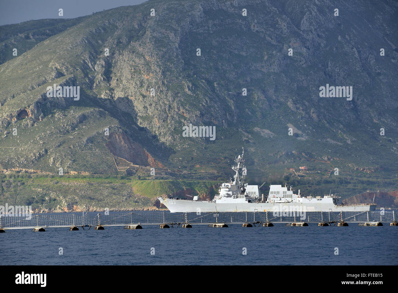 140306-N-MO201-155 La baie de Souda, Grèce (Mar. 06, 2014) Le destroyer USS-missiles Truxtun (DDG 103) quitte l'OTAN Marathi pier après un service dans le port de l'île grecque de Crète. Truxtun est déployée à l'appui d'opérations de sécurité maritime et les efforts de coopération en matière de sécurité dans le théâtre américain dans la zone de responsabilité de la sixième flotte. (U.S. Photo par marine Paul Farley/libérés) Banque D'Images