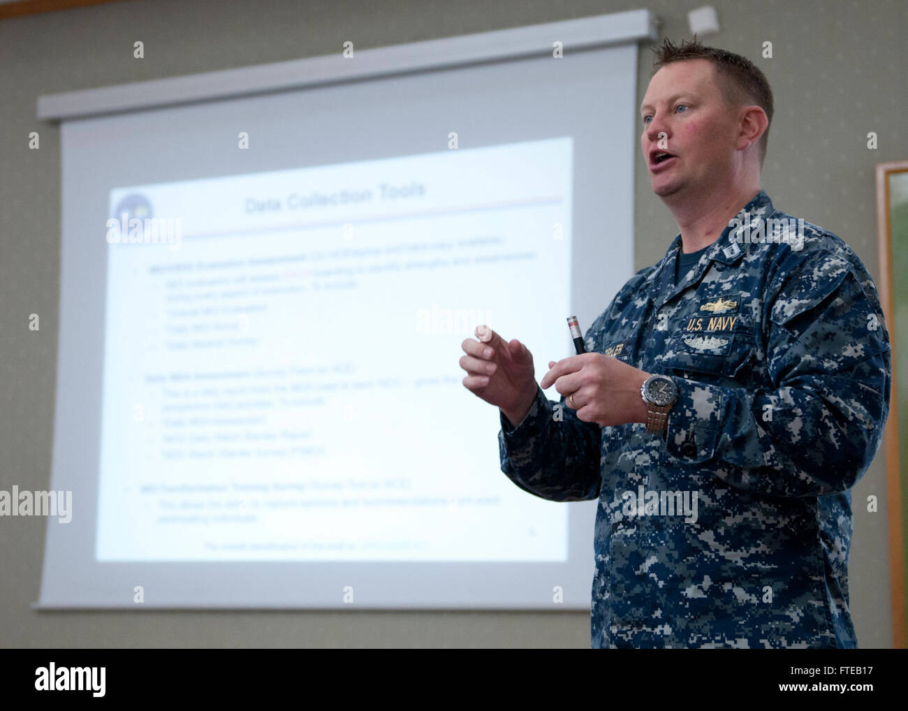 DAKAR, Sénégal (6 mars 2014) -- Le Lieutenant Chris Zeller, exercice de plomb, fait une présentation au cours de l'exercice 2014 Express subsaharienne conférence avant le départ. Saharienne Express est un exercice de coopération de sécurité maritime internationale visant à améliorer la sécurité maritime et la sécurité en Afrique de l'ouest. Spécialiste de la communication de masse (1re classe David R. Krigbaum/libérés) Banque D'Images