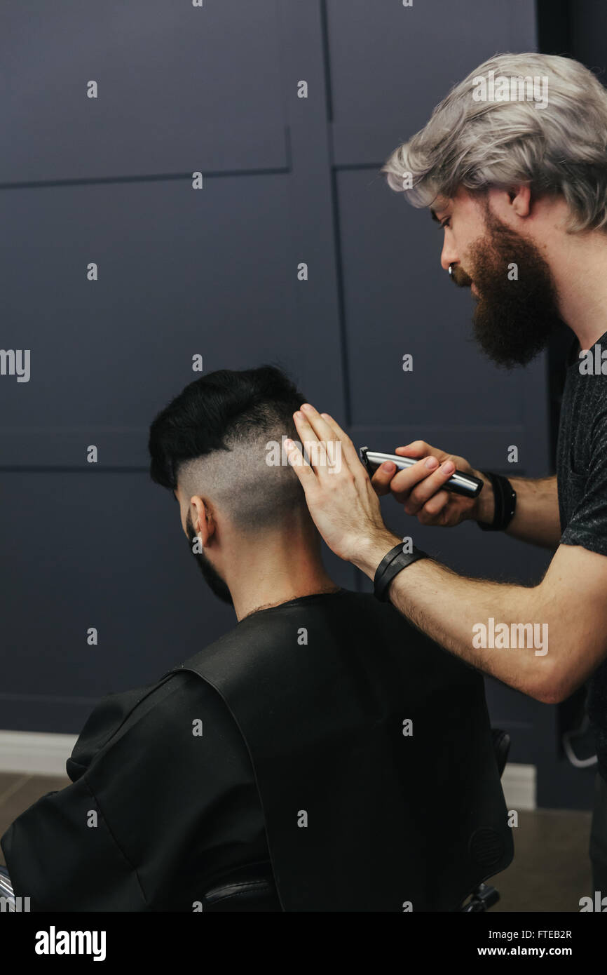 Barber cutting hair Banque de photographies et d'images à haute résolution  - Alamy