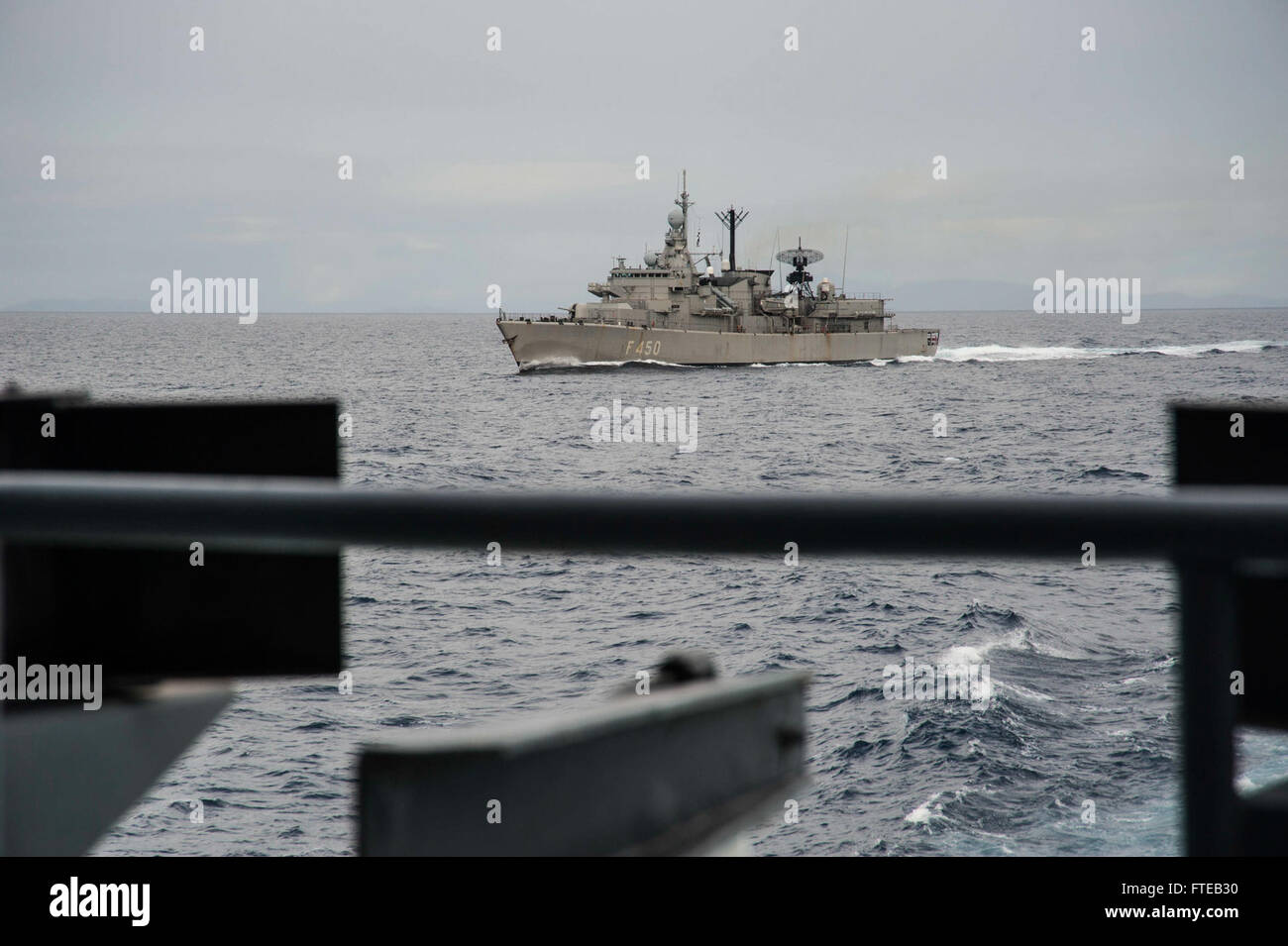 Le 7 mars 2014, l'USS George H.W. Bush (CVN 77) a mené un exercice maritime avec la frégate de la marine hellénique HS Elli (F 450) en mer Méditerranée. L'opération faisait partie du déploiement de l'US Navy pour soutenir la sécurité maritime et les efforts de coopération régionale dans la zone d'opérations de la 6e flotte américaine. Banque D'Images