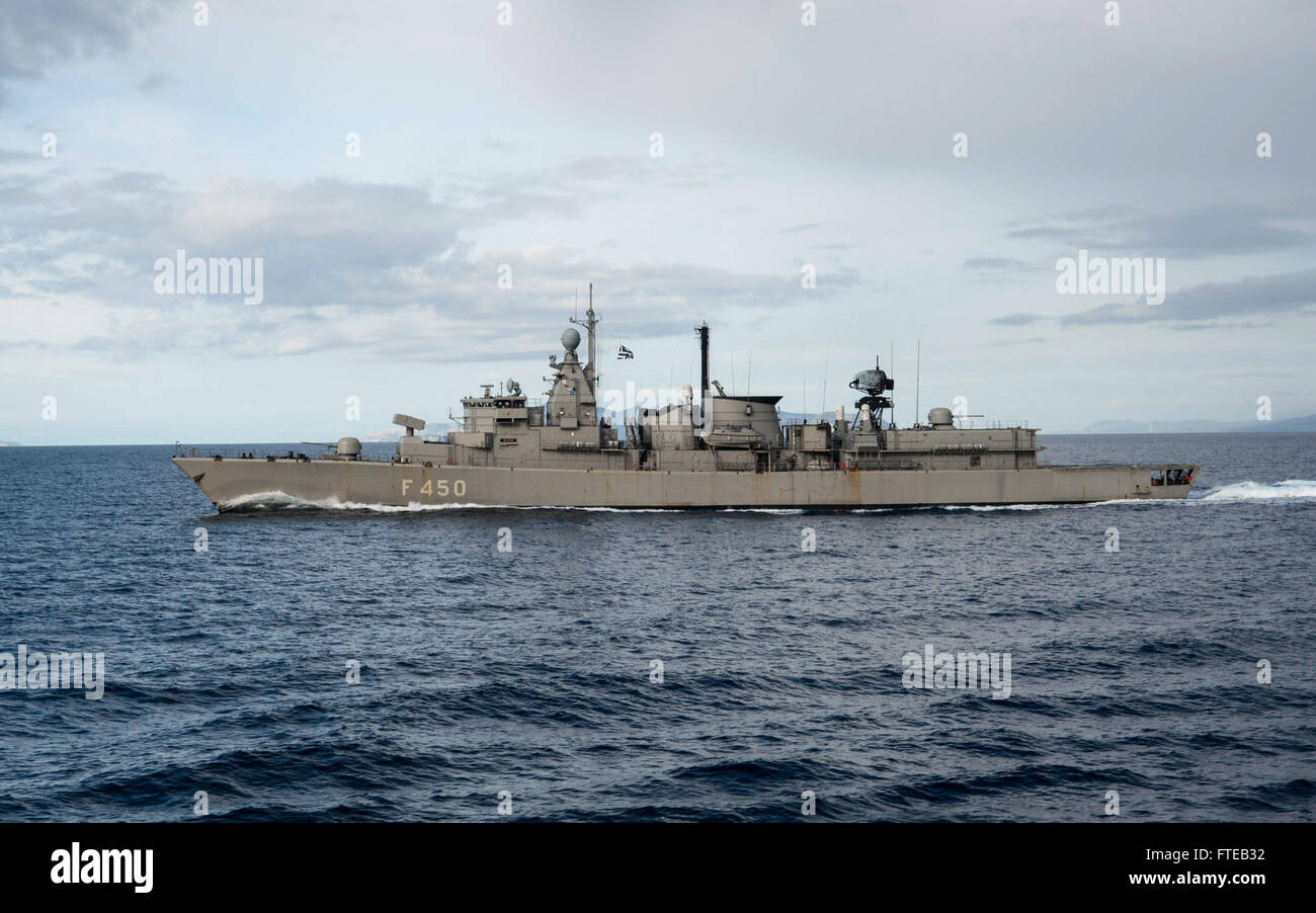 L'USS George H.W. Bush (CVN 77) participe à un exercice conjoint avec la frégate de la marine hellénique HS Elli (F 450) en mer Méditerranée. L'exercice vise à améliorer la sécurité maritime et à renforcer la coopération internationale. Banque D'Images