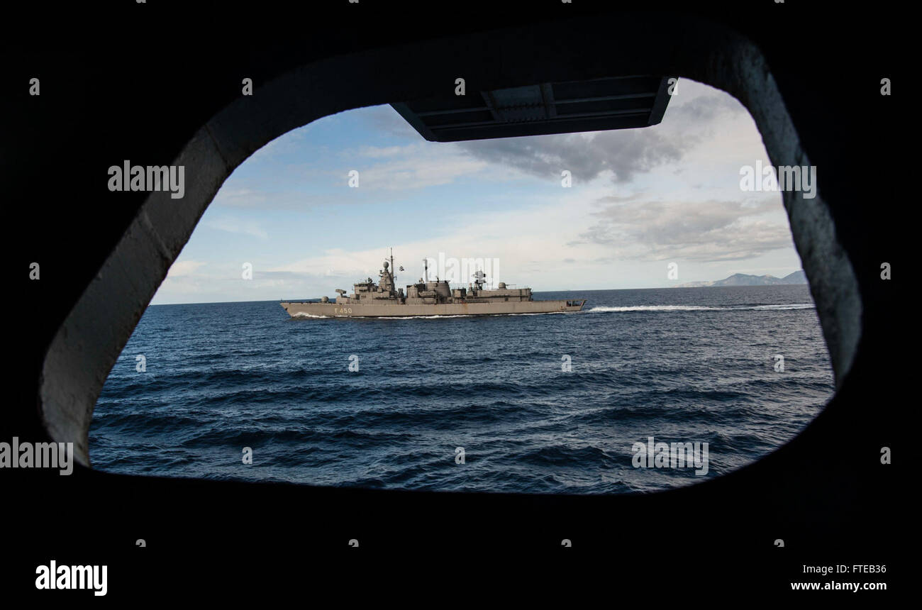 L'USS George H.W. Bush (CVN 77) mène un exercice maritime avec la frégate HS Elli (F 450) de la marine hellénique en mer Méditerranée, dans le cadre des opérations de la marine américaine soutenant la sécurité régionale. Banque D'Images
