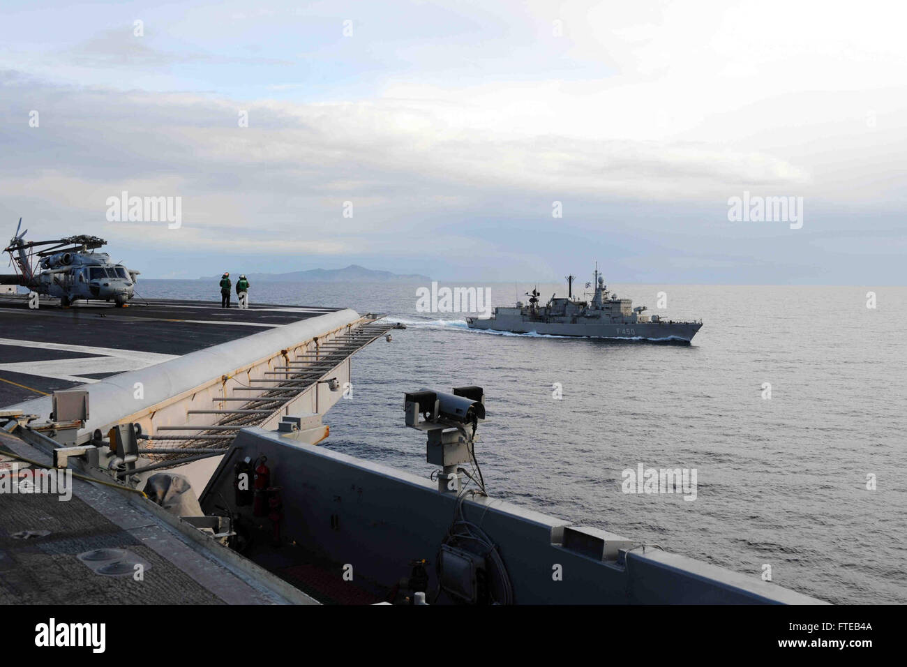 L'USS George H.W. Bush (CVN 77) mène un exercice militaire avec la frégate HS Elli (F 450) de la marine hellénique en mer Méditerranée. Cette opération met l'accent sur la coopération navale internationale et la formation en matière de sécurité maritime. Banque D'Images
