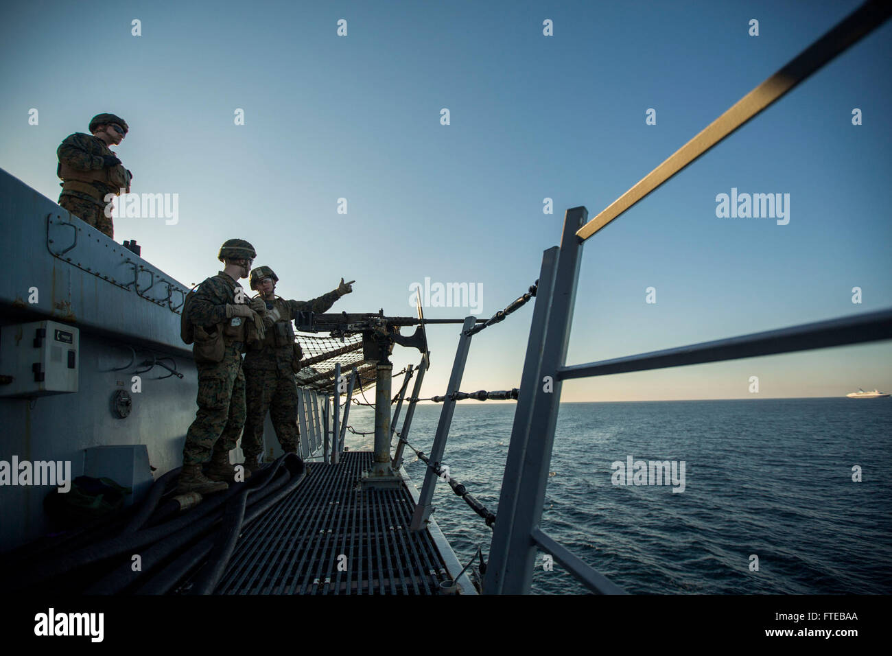 Les Marines de la 24e Marine Expeditionary Unit, à bord de l’USS New York, sécurisent un poste défensif lors de leur déploiement en mer Méditerranée. Cette opération fait partie des efforts navals et de sécurité en cours pour soutenir les intérêts américains en Europe. Banque D'Images