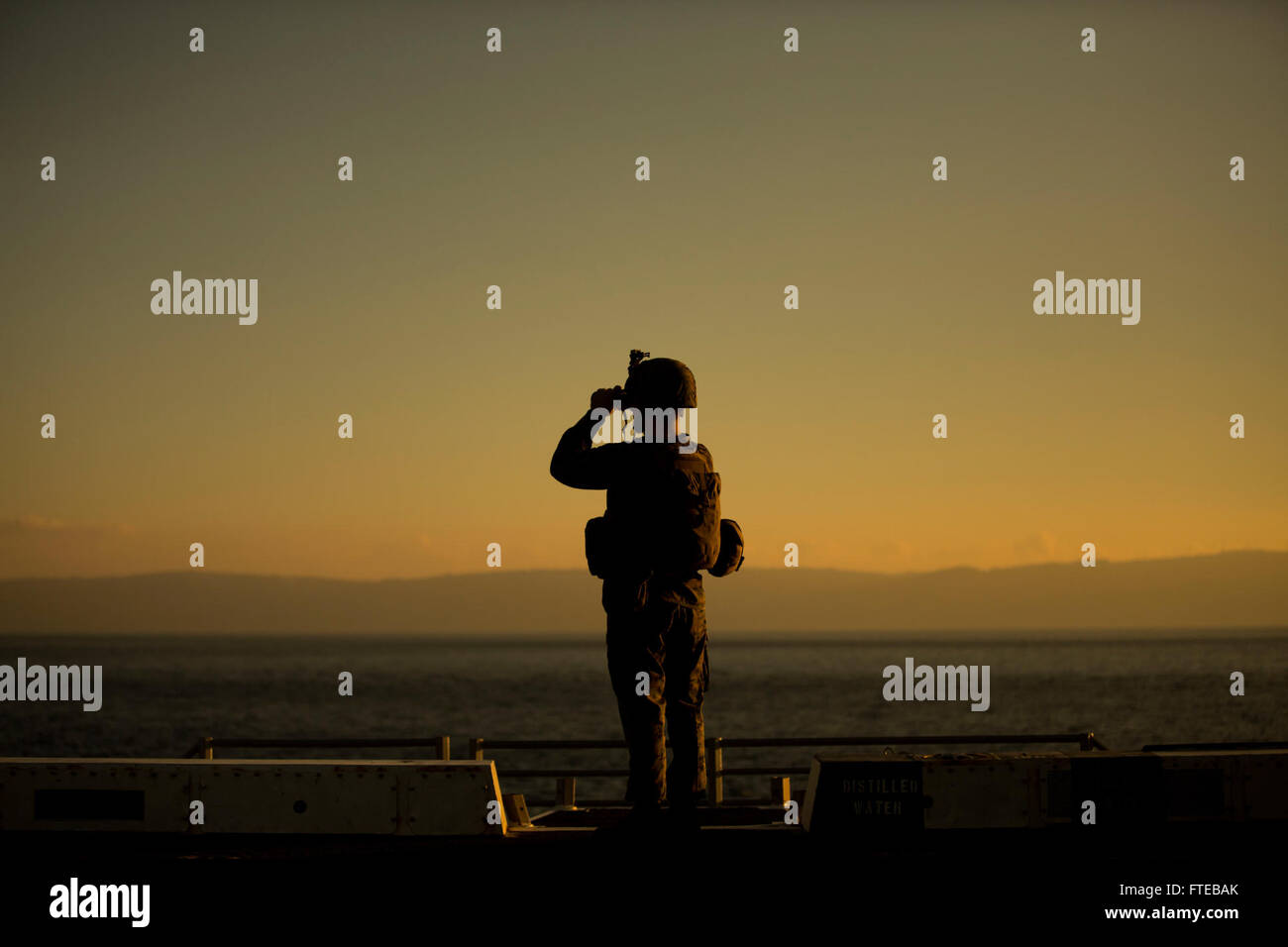 Le caporal Mohamad Jrad, un artilleur de défense aérienne à basse altitude de la 24e unité expéditionnaire des Marines, mène des opérations de sécurité à bord de l'USS New York, assurant la sécurité du navire lors de la navigation dans le détroit de Gibraltar en route vers la mer Méditerranée. Banque D'Images