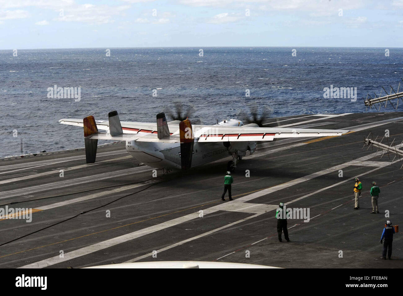 Un C-2A Greyhound du VRC-40 atterrit sur l'USS George H.W. Bush lors d'un déploiement en mer Méditerranée. L'USS George H.W. Bush mène des missions de coopération en matière de sécurité maritime et de sécurité théâtrale dans la zone d'opérations de la 6e flotte américaine. Banque D'Images