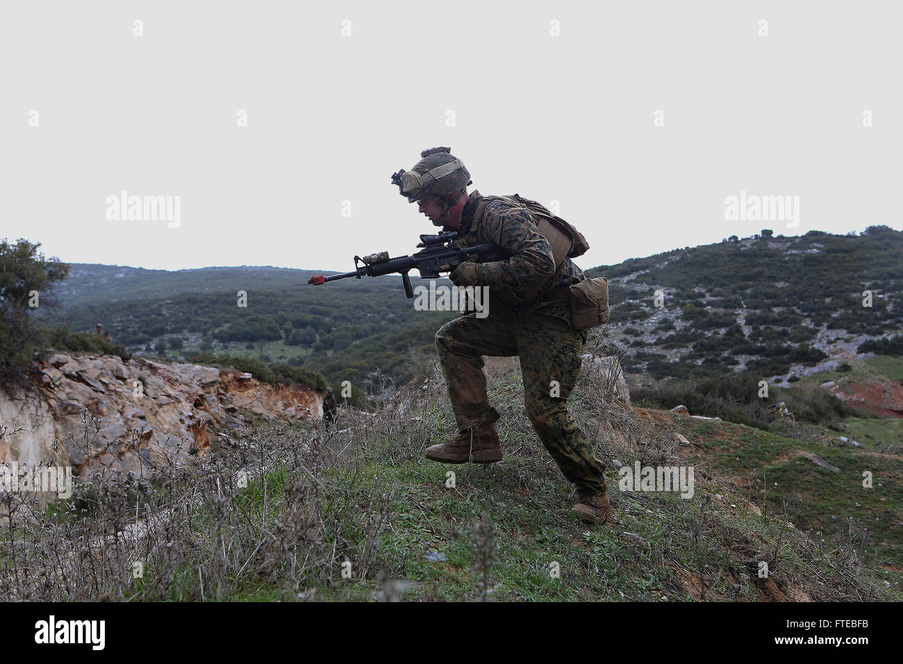 Cette image montre un Marine américain de la 22e Marine Expeditionary Unit (MEU) lors d'un exercice d'entraînement conjoint avec l'Armée hellénique en Grèce. La MEU fait partie d'une force en mer capable de mener des opérations amphibies dans un large éventail de missions militaires. Banque D'Images