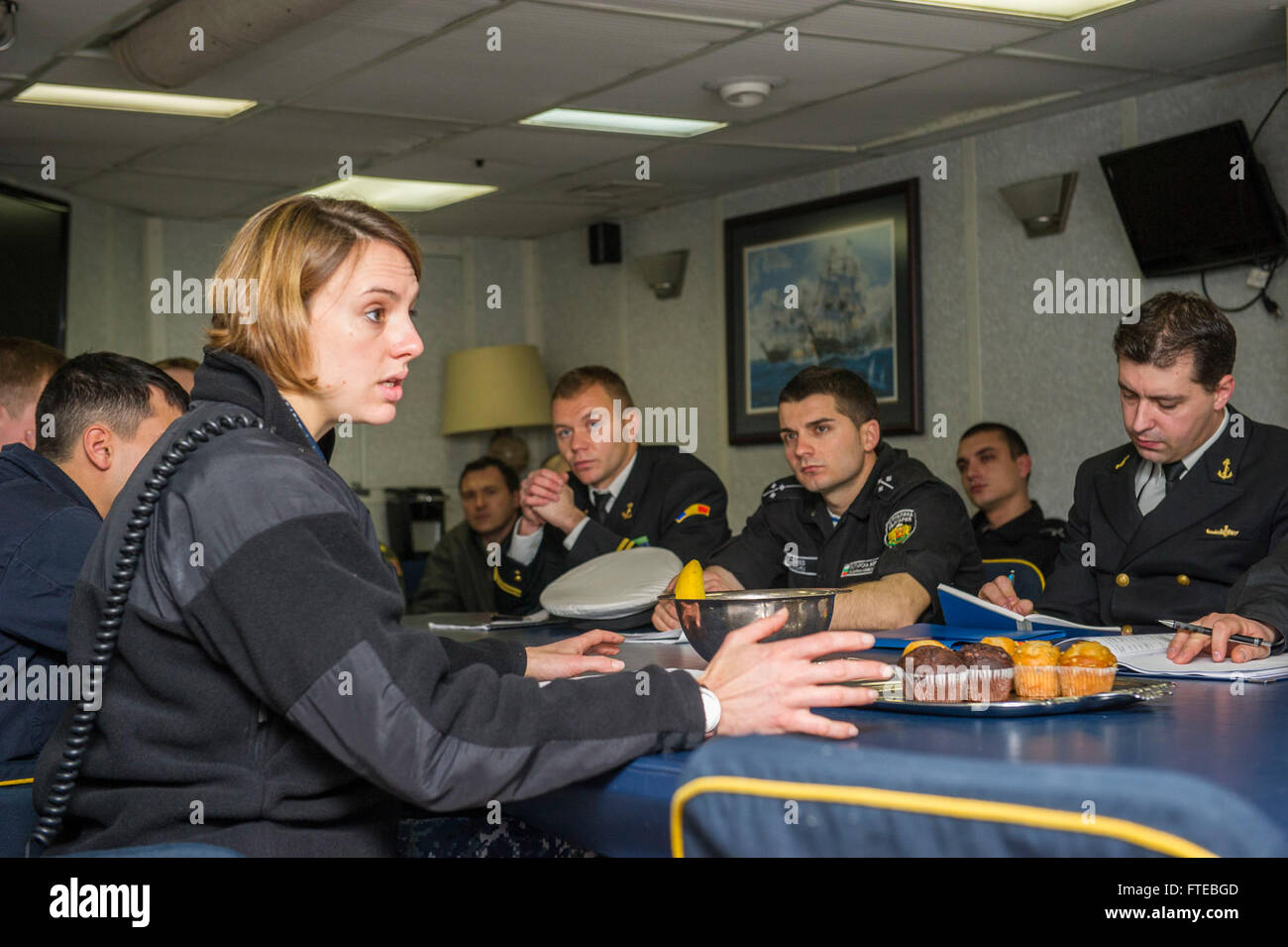 Le Lt. Catherine Reppert informe les officiers navals roumains et bulgares avant un exercice multilatéral impliquant l'USS Truxtun (DDG 103) dans le cadre du George H. W. Bush Strike Group des États-Unis dans la zone d'opérations de la 6e flotte des États-Unis. Banque D'Images