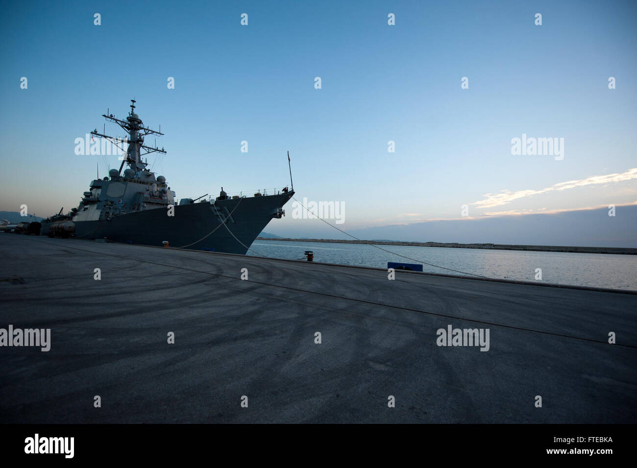 USS Arleigh Burke (DDG 51), un destroyer de missiles guidés, est amarré à Marseille, France, le 10 mars 2014, pour une visite prévue dans le port. Le navire fait partie de la 6e flotte de l’US Navy, soutenant les opérations de sécurité maritime et les missions de coopération en matière de sécurité. Arleigh Burke est un atout clé pour les opérations navales américaines dans les eaux européennes et africaines. Banque D'Images