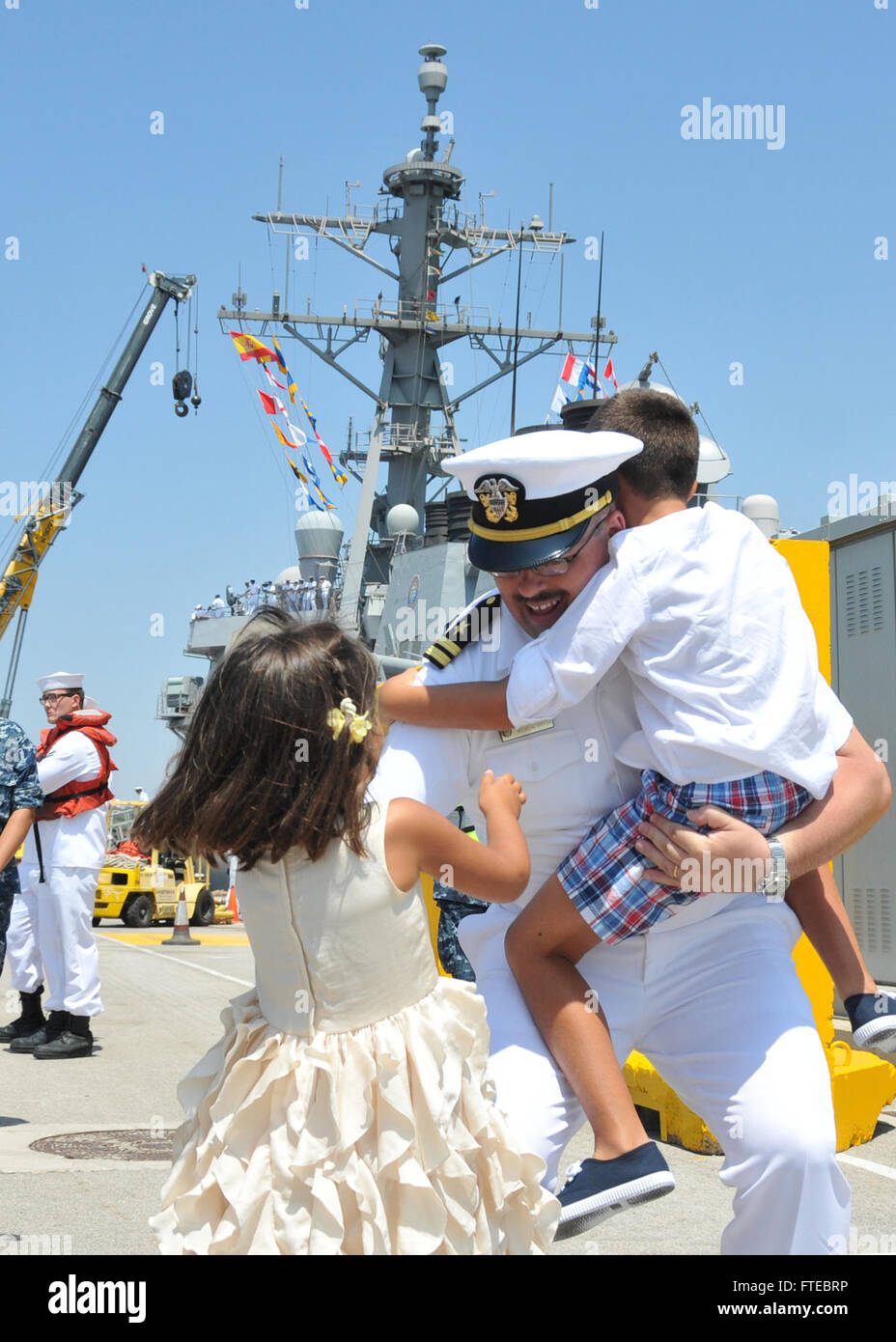 20140725-N-EM343-668 ROTA, ESPAGNE (25 juillet 2014) - Un marin affecté à la classe Arleigh Burke destroyer lance-missiles USS Donald Cook (DDG 75) retrouve sa famille après son retour à la base navale de Rota après la première patrouille du navire dans la sixième flotte américaine zone d'opérations. Donald Cook, à Rota, déployées à l'avant, l'Espagne mène des opérations navales à l'appui des intérêts de sécurité nationale des États-Unis en Europe. (U.S. Photo par marine Spécialiste de la communication de masse en chef William Clark /libéré) Banque D'Images