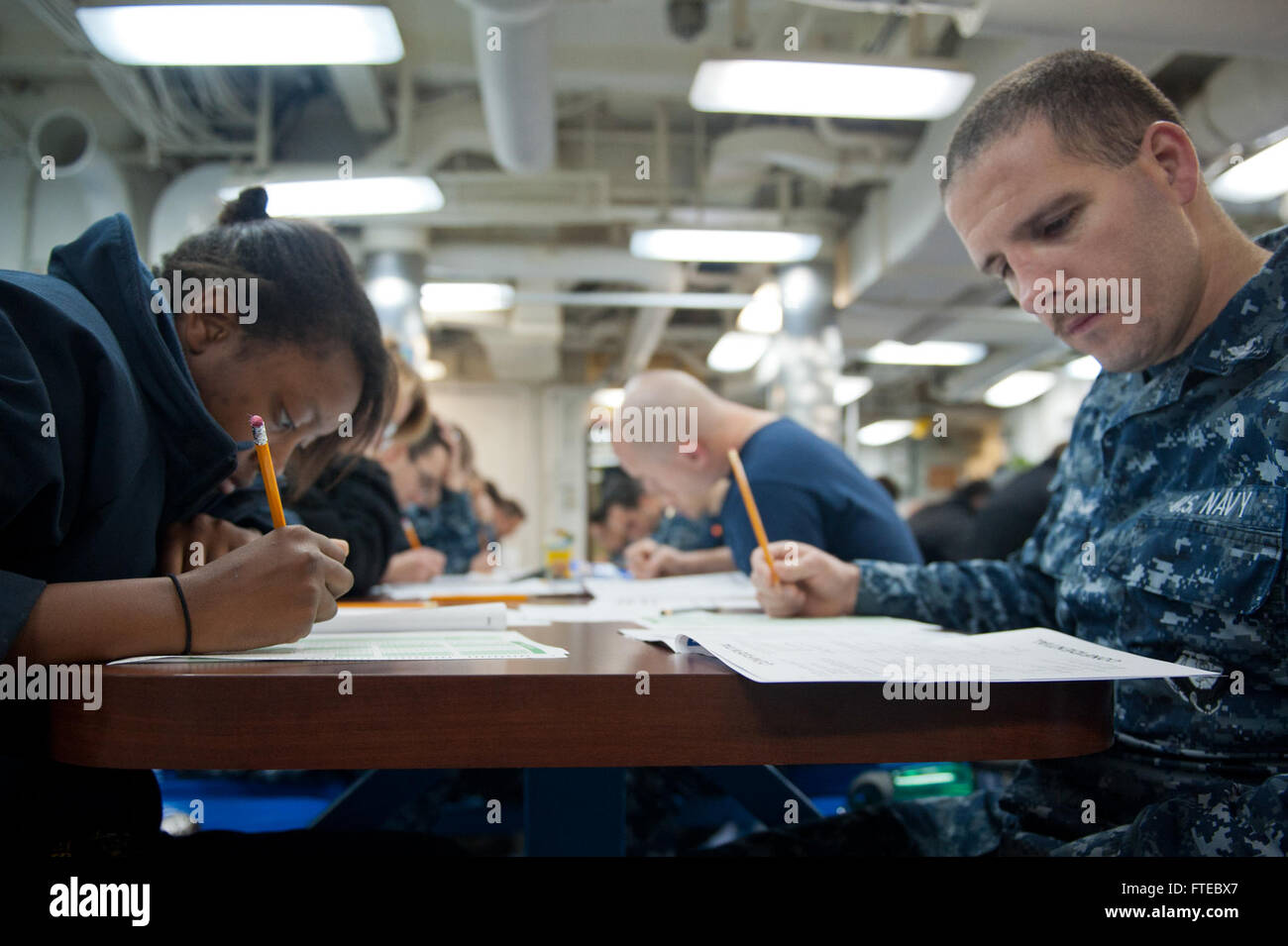 Les marins à bord de l'USS Arleigh Burke (DDG 51) passent un examen d'avancement de deuxième classe à l'échelle de la Marine pendant que le navire est amarré à Marseille, France, le 13 mars 2014. L’USS Arleigh Burke est déployé pour soutenir les opérations de sécurité maritime et les efforts de coopération internationale en matière de sécurité dans la région de la 6e flotte américaine. Banque D'Images