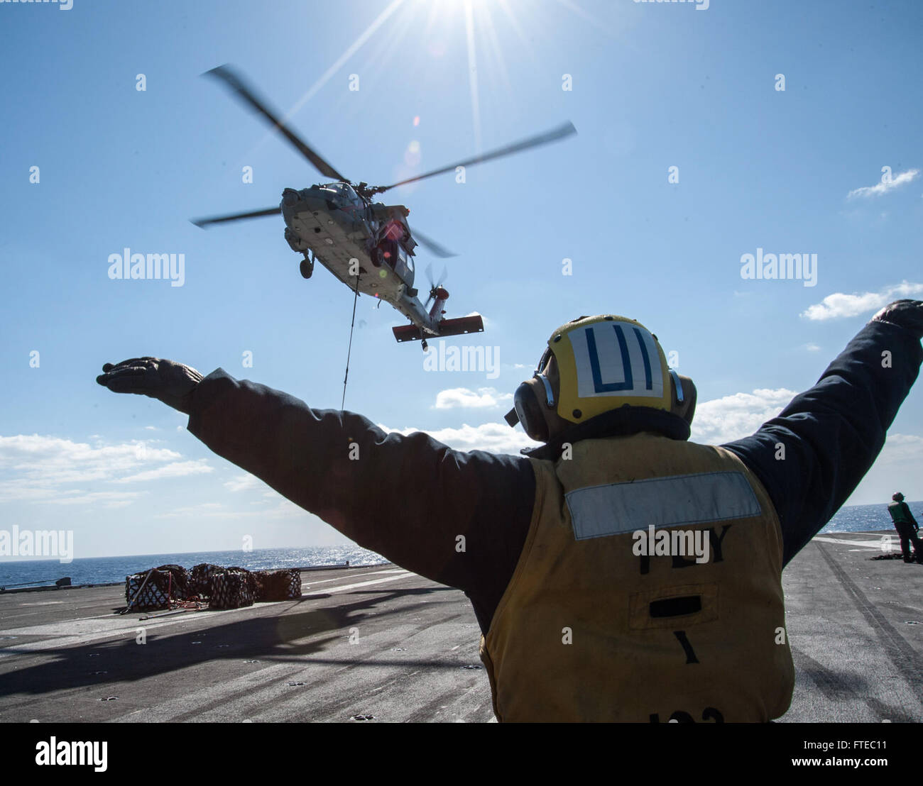 Un hélicoptère MH-60R Seahawk du Helicopter Sea combat Squadron (HSC) 9 effectue un réapprovisionnement vertical à bord du porte-avions USS George H.W. Bush (CVN 77) en mer Méditerranée. L’USS George H.W. Bush soutient les opérations de sécurité maritime et de coopération théâtrale dans le cadre de son déploiement prévu dans la zone d’opérations de la 6e flotte américaine. Banque D'Images