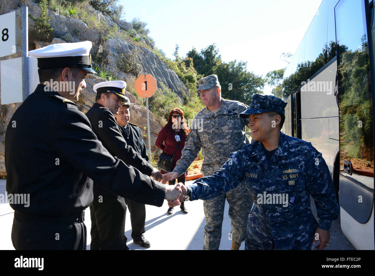 Une photo des participants CAPSTONE accueillis par le Cmdt de la marine hellénique. Stellios Papadakis lors de leur visite des installations du dépôt de munitions à Souda Bay, Grèce. CAPSTONE est un programme d'éducation militaire pour les officiers supérieurs. Banque D'Images