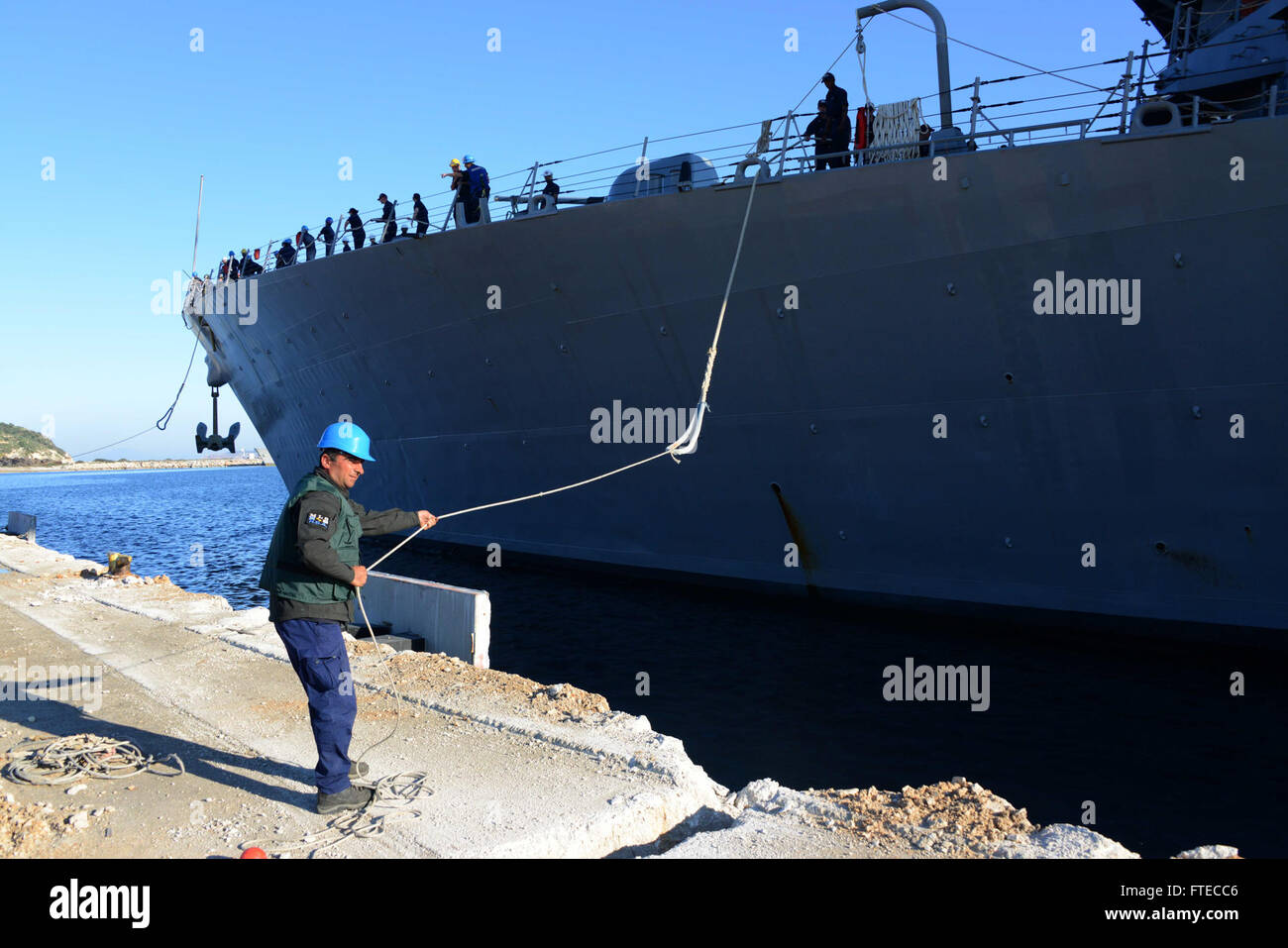 140318-N-JE719-078 La baie de Souda, la Grèce (18 mars 2014) - une ligne d'amarrer le gestionnaire fonctionne destroyer lance-missiles USS Cook (DDG 75) Comme elle arrive à l'OTAN pour l'installation de la jetée de Marathi un service au port. Cook, dans homeported Rota Naval Station, est sur un déploiement prévu des opérations de sécurité maritime et les efforts de coopération en matière de sécurité dans le théâtre américain dans la 6ème zone d'opérations de la flotte. (U.S. Photo par marine Spécialiste de la communication de masse 2e classe Jeffrey M. Richardson/libérés) Inscrivez-vous à la conversation sur Twitter ( https://twitter.com/naveur navaf ) Suivez-nous sur Facebook ( https://www.fa Banque D'Images