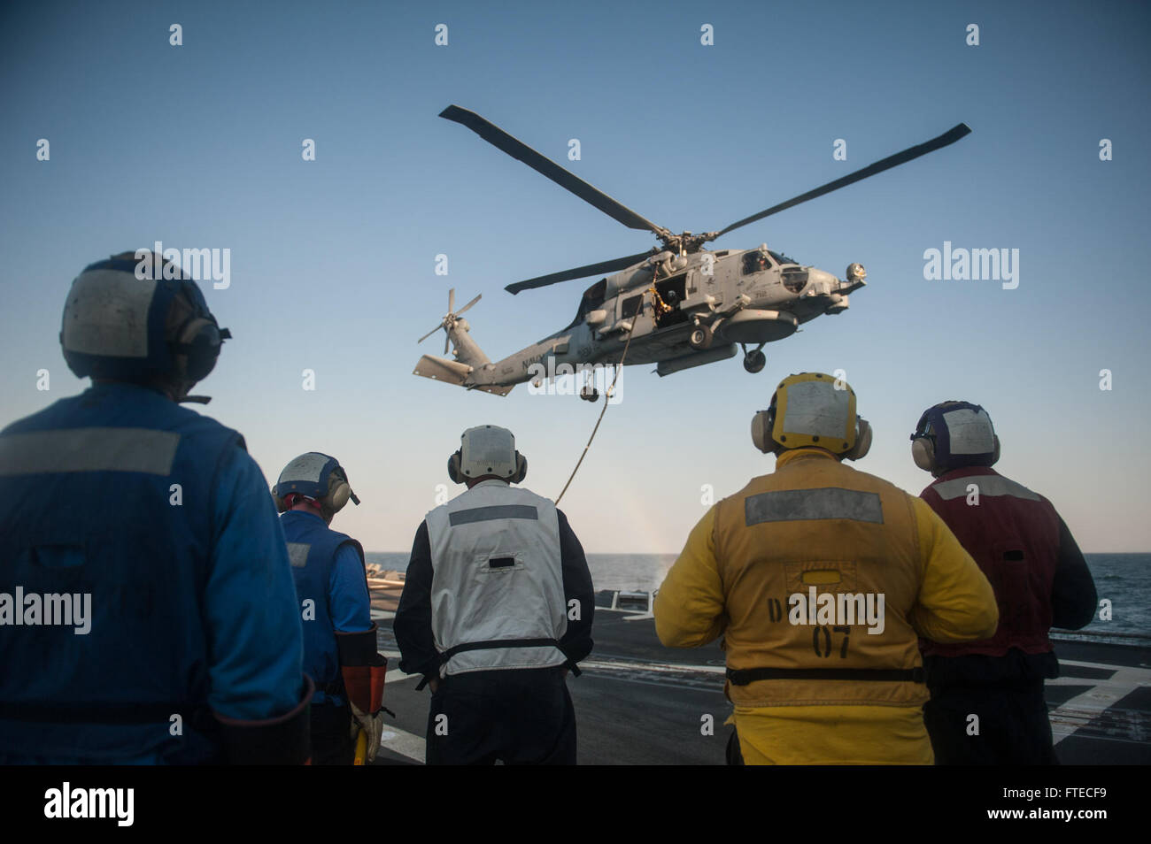 140319-N-EI510-417 MER NOIRE (19 mars 2014) - Les marins participant à un ravitaillement en vol en hélicoptère avec un Sea Hawk MH-60R de l'hélicoptère "Spartiates" de l'Escadron d'hélicoptères grève maritime (HSM) 70 pratique un ravitaillement vertical à bord de la classe Arleigh Burke destroyer lance-missiles USS Truxtun (DDG 103). Le Truxtun est déployée dans le cadre de la George H. W. Bush grève groupe sur un déploiement prévu des opérations de sécurité maritime et les efforts de coopération en matière de sécurité dans le théâtre américain dans la 6ème zone d'opérations de la flotte. (U.S. Photo par marine Spécialiste de la communication de masse Banque D'Images