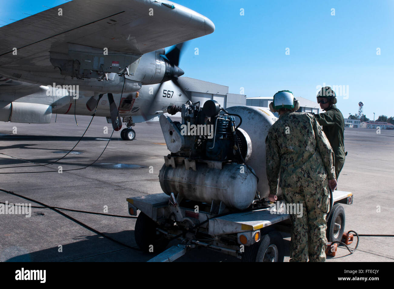 Austin Pickett, un compagnon de machiniste aéronautique, et Tamantha Schulmerich, un compagnon de 2e classe de machiniste aéronautique, tous deux du VP-9, effectuent un lavage moteur sur un avion de patrouille maritime P-3C Orion à la base aérienne navale de Sigonella, en Sicile. Cet entretien fait partie du soutien opérationnel du VP-9 dans la zone de la 6e flotte américaine. Banque D'Images