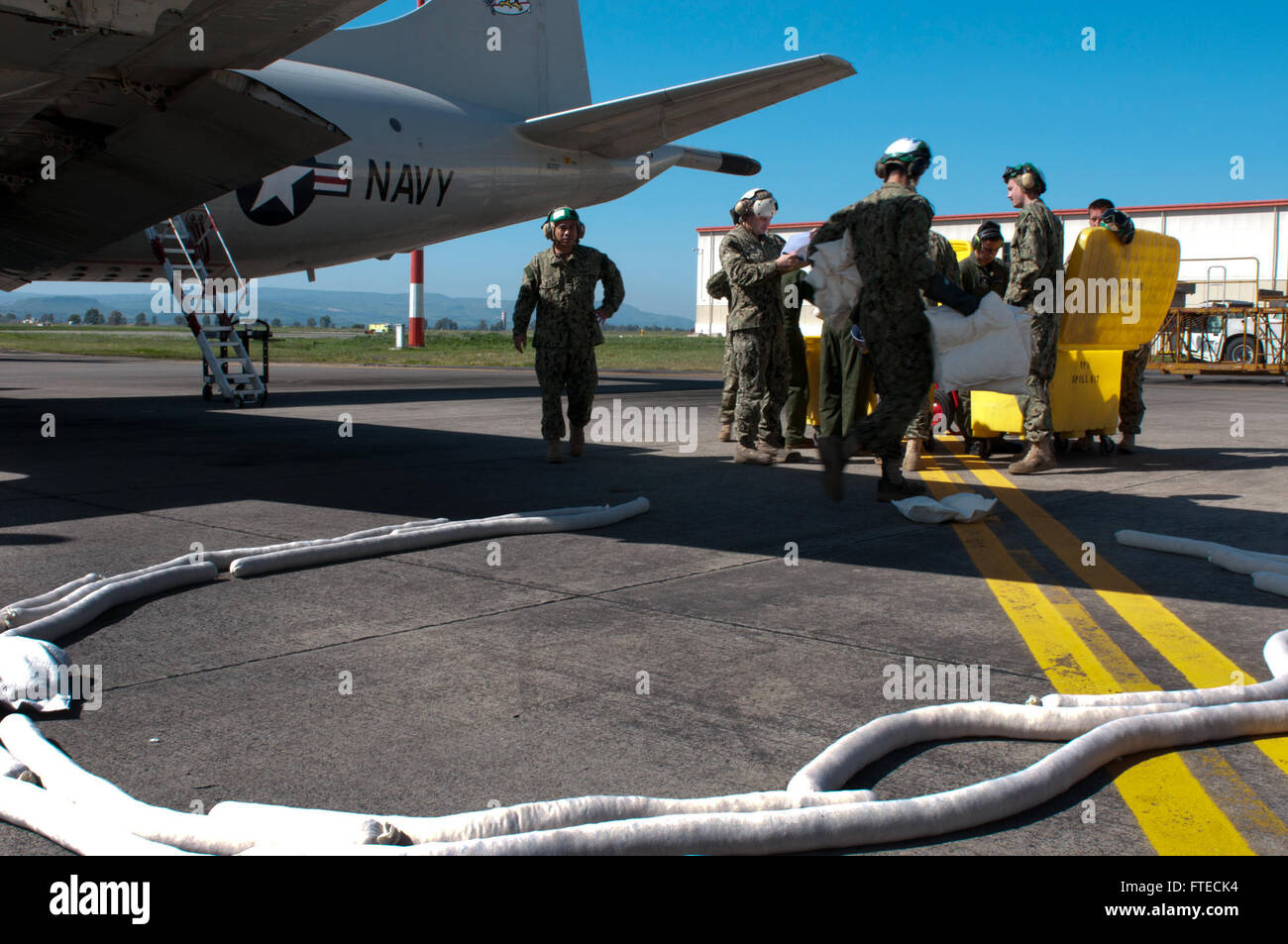 Les marins du patrouilleur 9 effectuent un exercice de déversement de carburant à la base aérienne navale de Sigonella, améliorant ainsi leurs capacités d'intervention d'urgence en Méditerranée. Banque D'Images