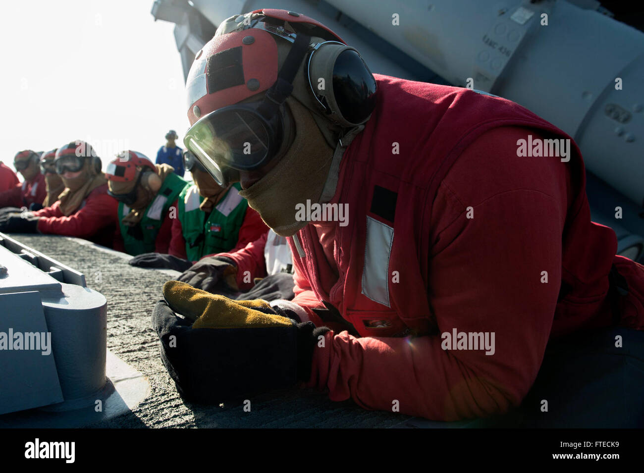 Les marins à bord de l'USS Donald Cook (DDG 75), un destroyer à missiles guidés, effectuent un crash et un smash en mer Méditerranée. Le navire fait partie d'un déploiement de l'US Navy à l'appui des opérations européennes de défense antimissile. Banque D'Images